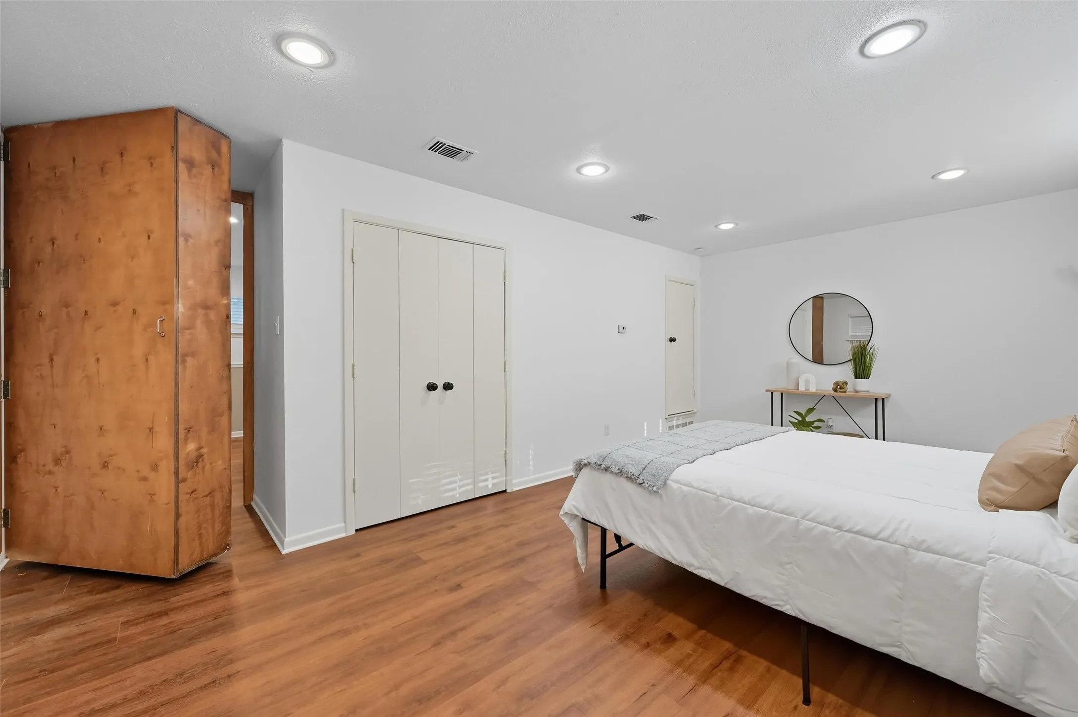 Single Family Residence For Sale in Tarrant County , 1310 W Cedar Street, Arlington, Texas 76012, 3 Bedroom, 2 Bathroom, 2 Garage spaces, 1,815 Sqft, built in 1956, mls#21350536, Real Estate Agent in Arlington, Homes For Sale in Tarrant county, Homes For Sale in Arlington, Realtor in Arlington Texas, Real Estate Brokerage Independent Realty Texas, Luminita Cordes Realtor