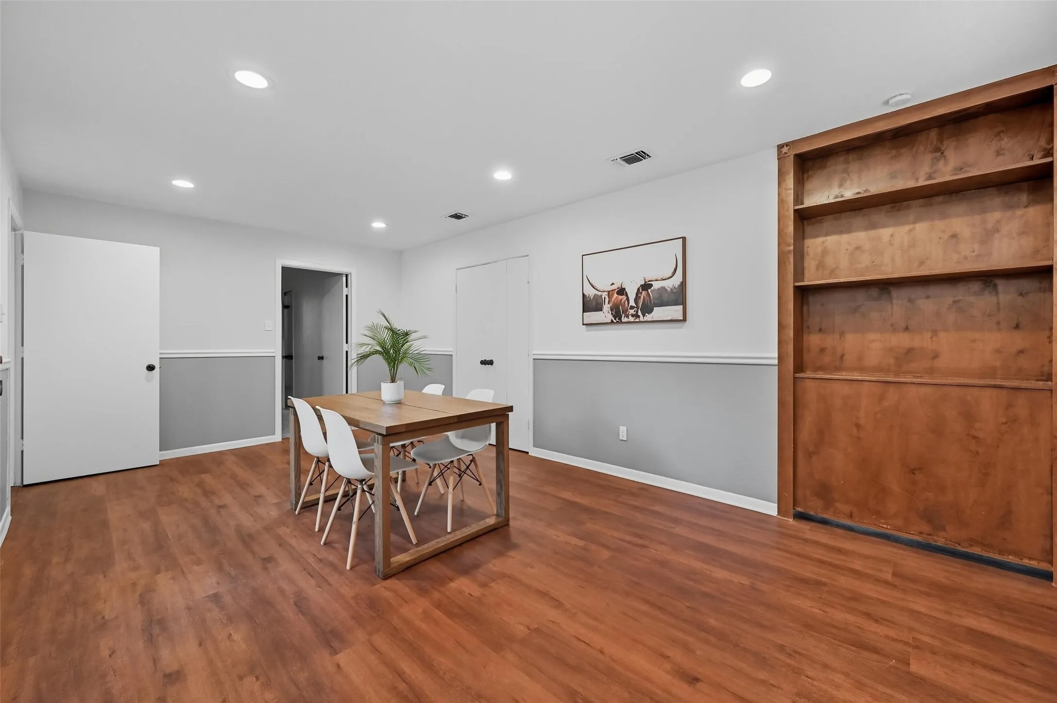 Single Family Residence For Sale in Tarrant County , 1310 W Cedar Street, Arlington, Texas 76012, 3 Bedroom, 2 Bathroom, 2 Garage spaces, 1,815 Sqft, built in 1956, mls#21350536, Real Estate Agent in Arlington, Homes For Sale in Tarrant county, Homes For Sale in Arlington, Realtor in Arlington Texas, Real Estate Brokerage Independent Realty Texas, Luminita Cordes Realtor
