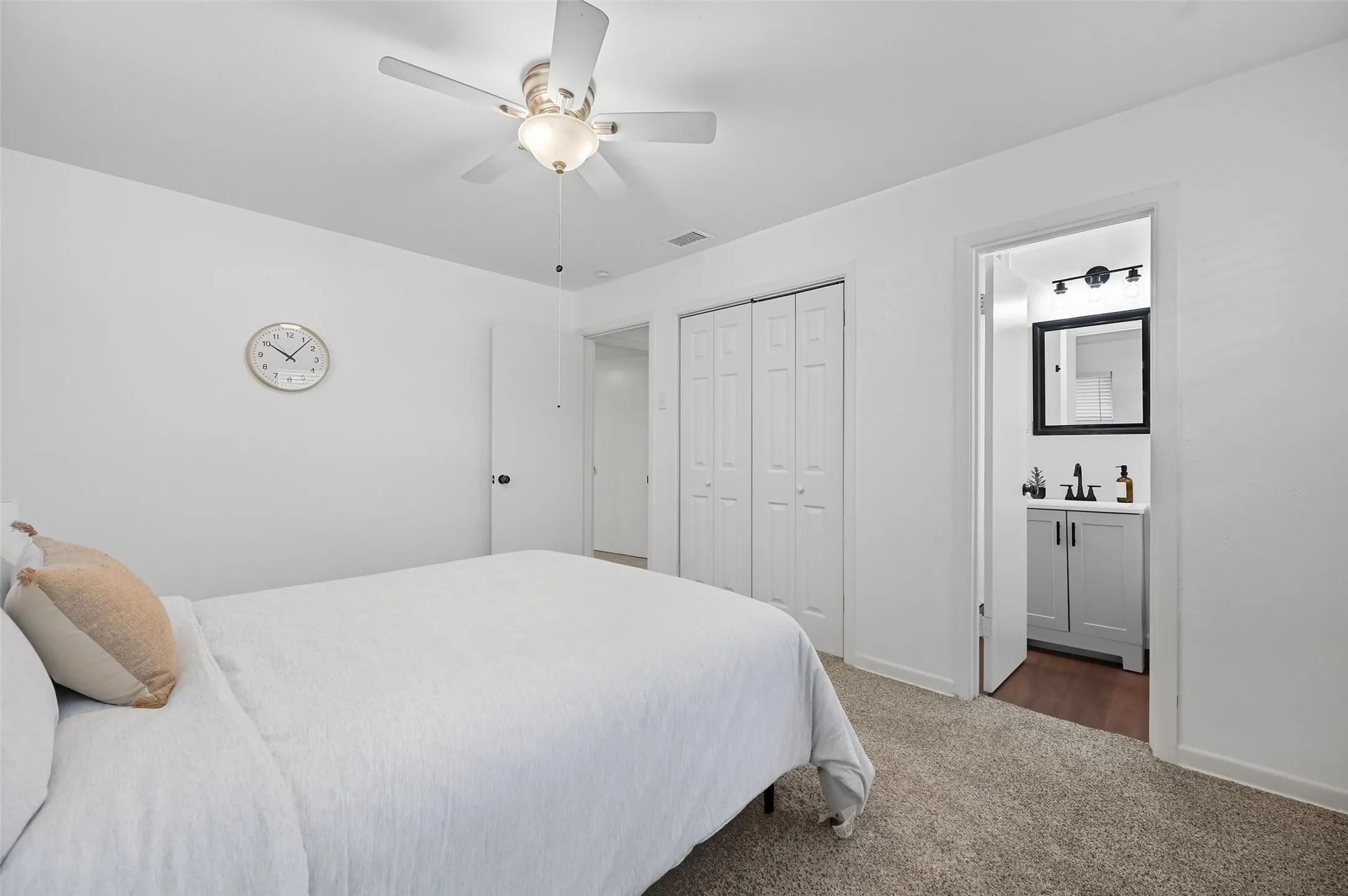 Single Family Residence For Sale in Tarrant County , 1310 W Cedar Street, Arlington, Texas 76012, 3 Bedroom, 2 Bathroom, 2 Garage spaces, 1,815 Sqft, built in 1956, mls#21350536, Real Estate Agent in Arlington, Homes For Sale in Tarrant county, Homes For Sale in Arlington, Realtor in Arlington Texas, Real Estate Brokerage Independent Realty Texas, Luminita Cordes Realtor