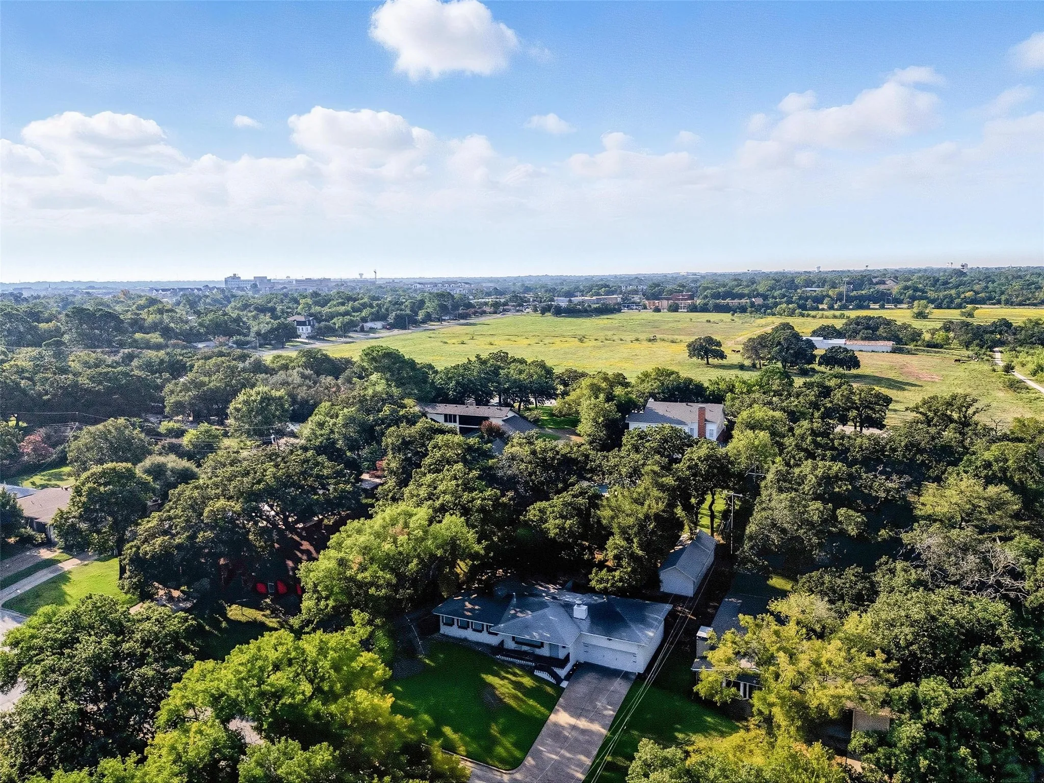 Single Family Residence For Sale in Tarrant County , 1310 W Cedar Street, Arlington, Texas 76012, 3 Bedroom, 2 Bathroom, 2 Garage spaces, 1,815 Sqft, built in 1956, mls#21350536, Real Estate Agent in Arlington, Homes For Sale in Tarrant county, Homes For Sale in Arlington, Realtor in Arlington Texas, Real Estate Brokerage Independent Realty Texas, Luminita Cordes Realtor