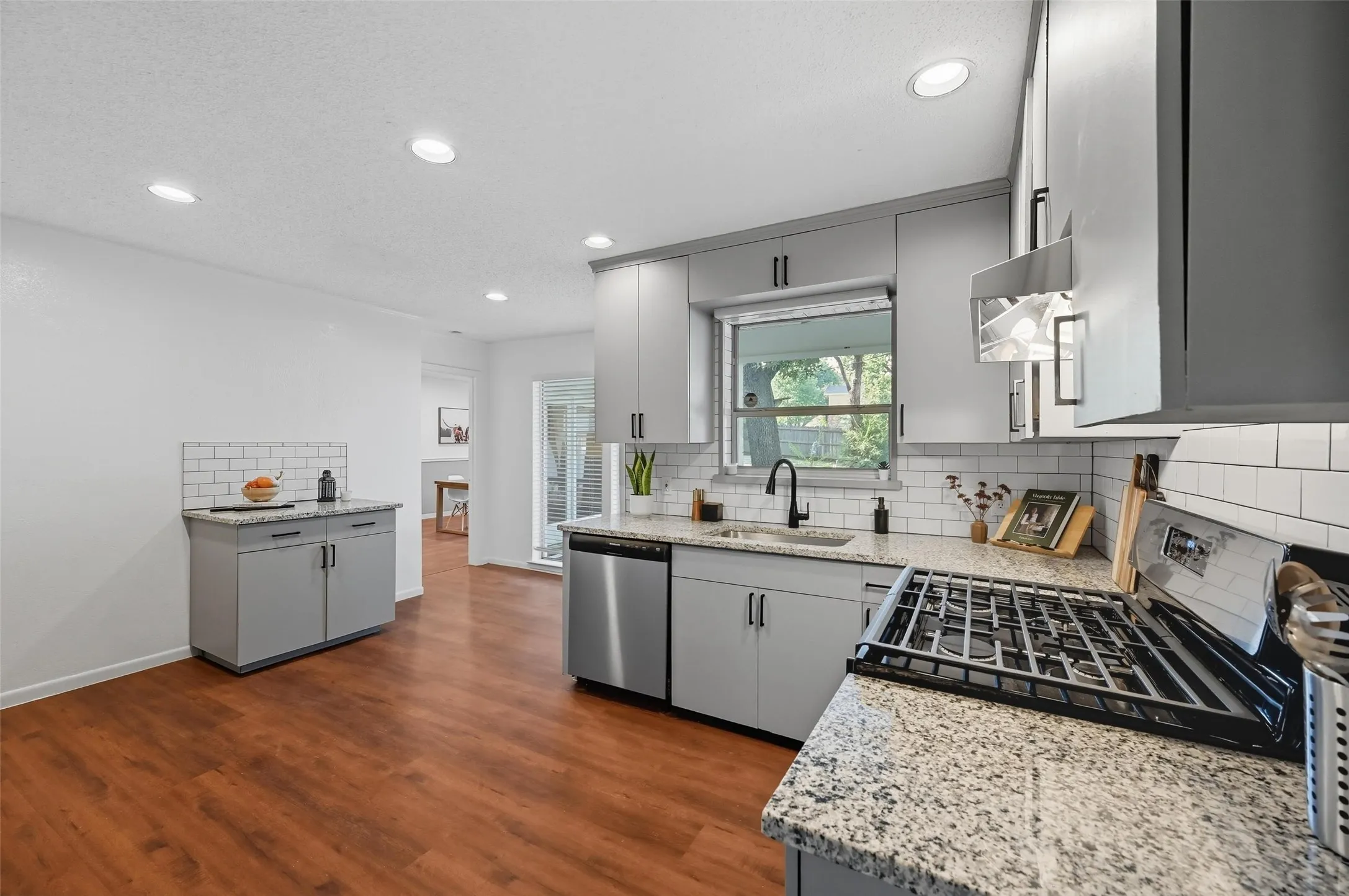 Single Family Residence For Sale in Tarrant County , 1310 W Cedar Street, Arlington, Texas 76012, 3 Bedroom, 2 Bathroom, 2 Garage spaces, 1,815 Sqft, built in 1956, mls#21350536, Real Estate Agent in Arlington, Homes For Sale in Tarrant county, Homes For Sale in Arlington, Realtor in Arlington Texas, Real Estate Brokerage Independent Realty Texas, Luminita Cordes Realtor