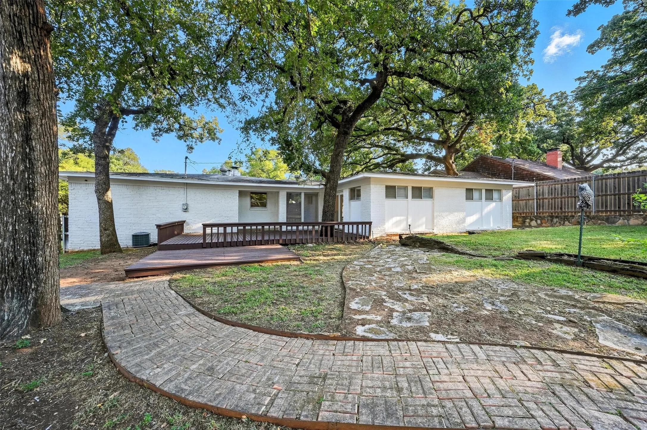 Single Family Residence For Sale in Tarrant County , 1310 W Cedar Street, Arlington, Texas 76012, 3 Bedroom, 2 Bathroom, 2 Garage spaces, 1,815 Sqft, built in 1956, mls#21350536, Real Estate Agent in Arlington, Homes For Sale in Tarrant county, Homes For Sale in Arlington, Realtor in Arlington Texas, Real Estate Brokerage Independent Realty Texas, Luminita Cordes Realtor