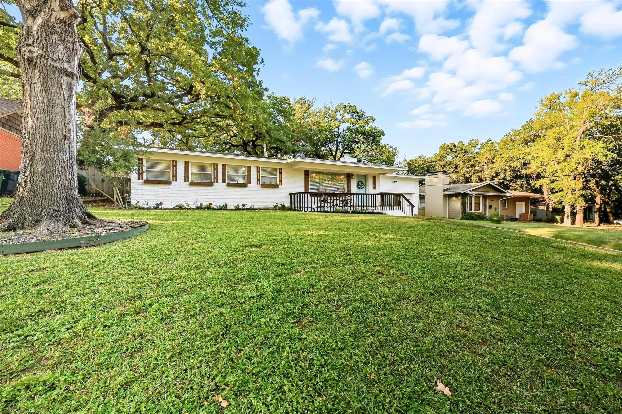 Single Family Residence For Sale in Tarrant County , 1310 W Cedar Street, Arlington, Texas 76012, 3 Bedroom, 2 Bathroom, 2 Garage spaces, 1,815 Sqft, built in 1956, mls#21350536, Real Estate Agent in Arlington, Homes For Sale in Tarrant county, Homes For Sale in Arlington, Realtor in Arlington Texas, Real Estate Brokerage Independent Realty Texas, Luminita Cordes Realtor