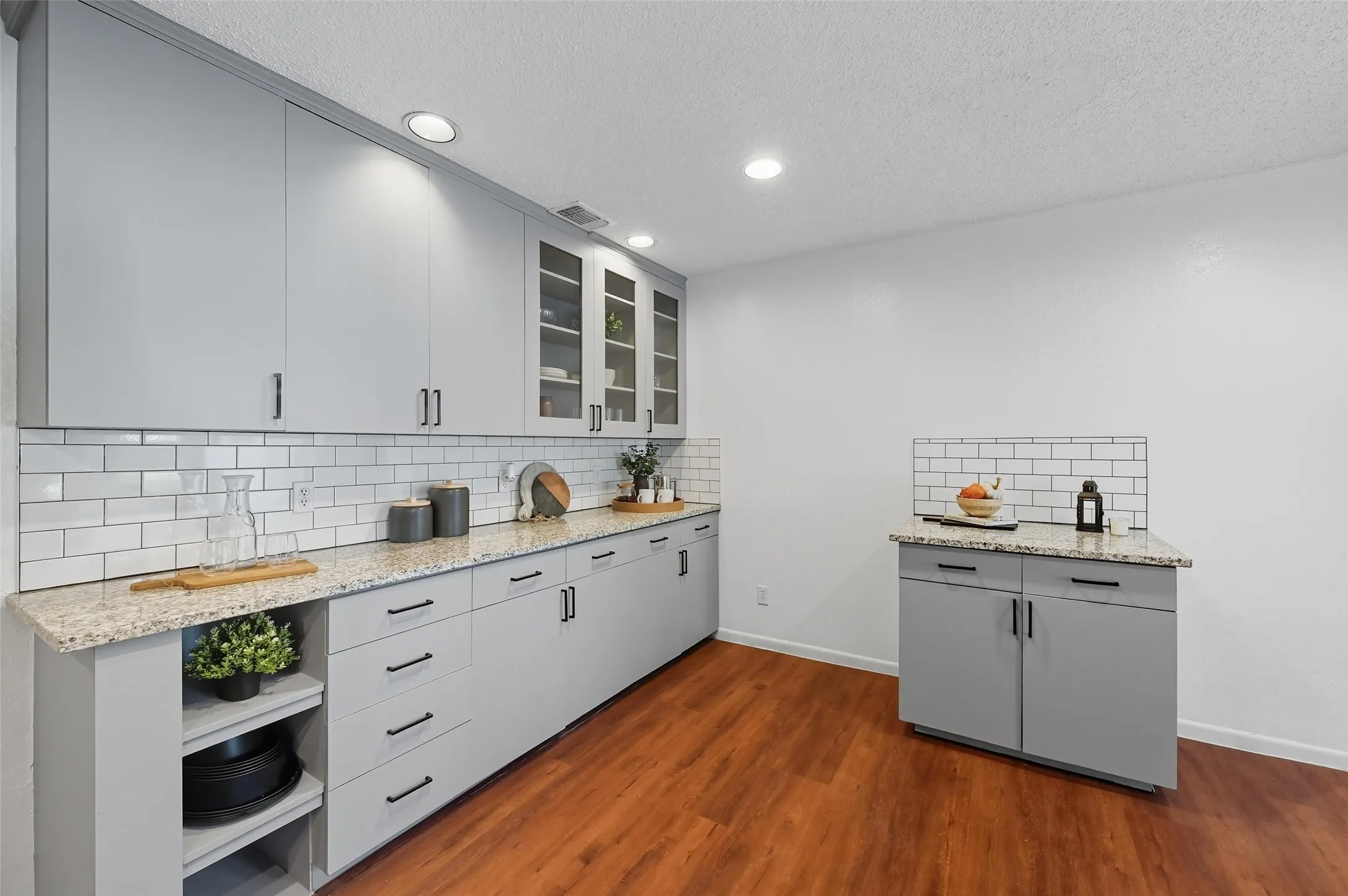 Single Family Residence For Sale in Tarrant County , 1310 W Cedar Street, Arlington, Texas 76012, 3 Bedroom, 2 Bathroom, 2 Garage spaces, 1,815 Sqft, built in 1956, mls#21350536, Real Estate Agent in Arlington, Homes For Sale in Tarrant county, Homes For Sale in Arlington, Realtor in Arlington Texas, Real Estate Brokerage Independent Realty Texas, Luminita Cordes Realtor