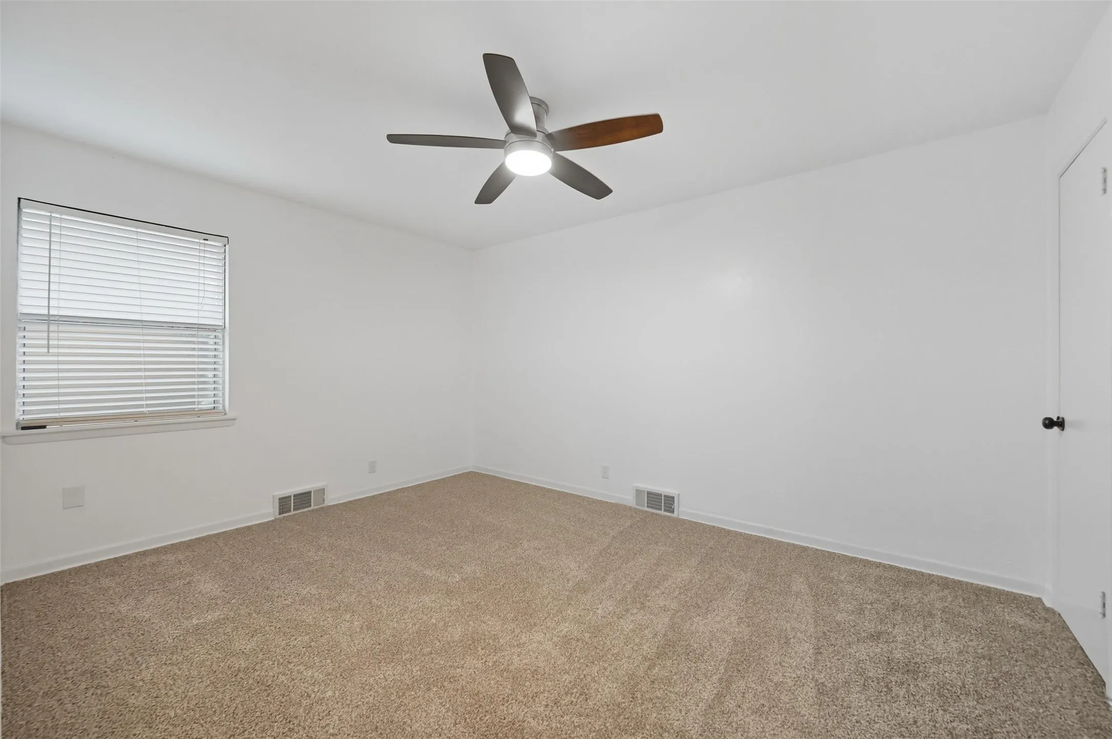 Single Family Residence For Sale in Tarrant County , 1310 W Cedar Street, Arlington, Texas 76012, 3 Bedroom, 2 Bathroom, 2 Garage spaces, 1,815 Sqft, built in 1956, mls#21350536, Real Estate Agent in Arlington, Homes For Sale in Tarrant county, Homes For Sale in Arlington, Realtor in Arlington Texas, Real Estate Brokerage Independent Realty Texas, Luminita Cordes Realtor