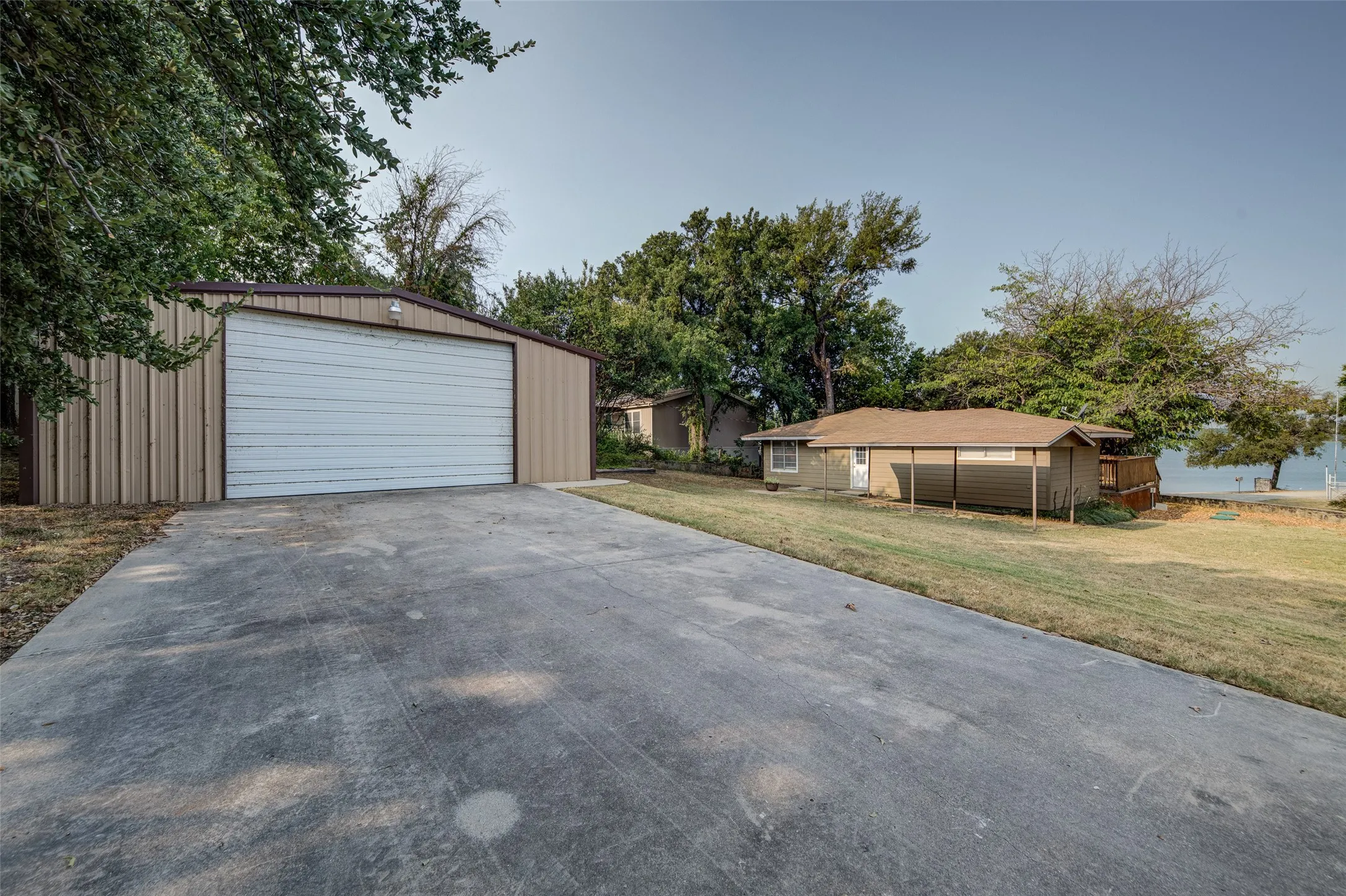 Single Family Residence For Sale in Wise County , 259 Dock Street, Bridgeport, Texas 76426, 2 Bedroom, 1 Bathroom, 2 Garage spaces, 1,125 Sqft, built in 1997, mls#21352511, Real Estate Agent in Bridgeport, Homes For Sale in Wise county, Homes For Sale in Bridgeport, Realtor in Bridgeport Texas, Real Estate Brokerage Independent Realty Texas, Luminita Cordes Realtor