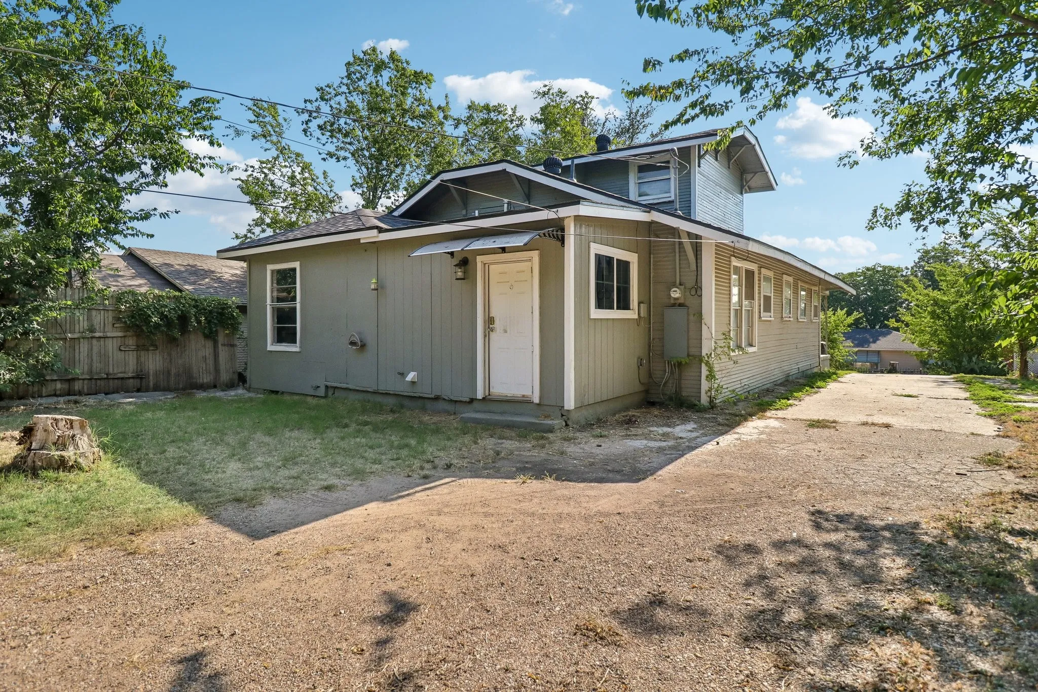 Single Family Residence For Sale in Tarrant County , 1963 Columbus Avenue, Fort Worth, Texas 76164, 3 Bedroom, 2 Bathroom, 1 Garage spaces, 1,504 Sqft, built in 1925, mls#21352729, Real Estate Agent in Fort Worth, Homes For Sale in Tarrant county, Homes For Sale in Fort Worth, Realtor in Fort Worth Texas, Real Estate Brokerage Independent Realty Texas, Luminita Cordes Realtor