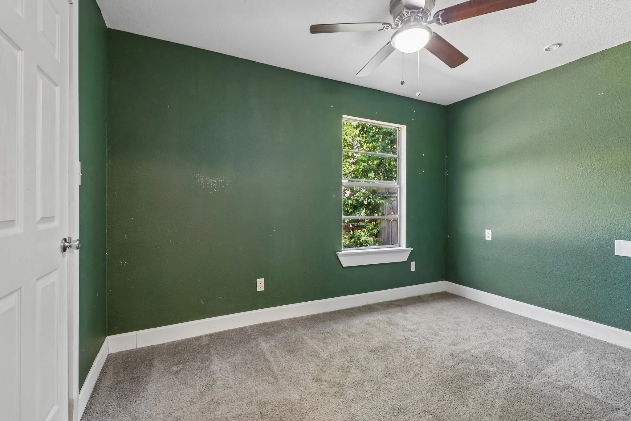 Carpeted flooring, single pane window, ceiling fan with integrated lighting, recessed lighting, and a white interior door