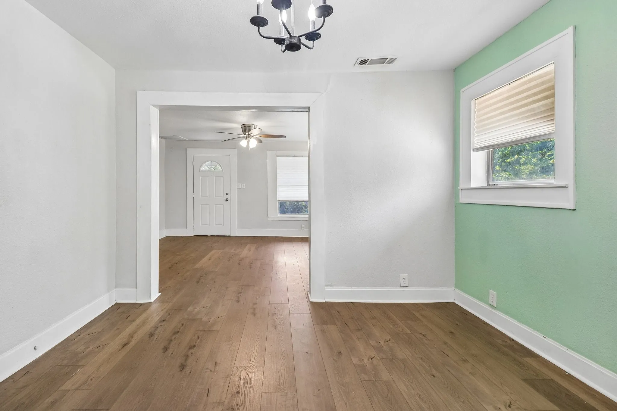 Single Family Residence For Sale in Tarrant County , 1963 Columbus Avenue, Fort Worth, Texas 76164, 3 Bedroom, 2 Bathroom, 1 Garage spaces, 1,504 Sqft, built in 1925, mls#21352729, Real Estate Agent in Fort Worth, Homes For Sale in Tarrant county, Homes For Sale in Fort Worth, Realtor in Fort Worth Texas, Real Estate Brokerage Independent Realty Texas, Luminita Cordes Realtor
