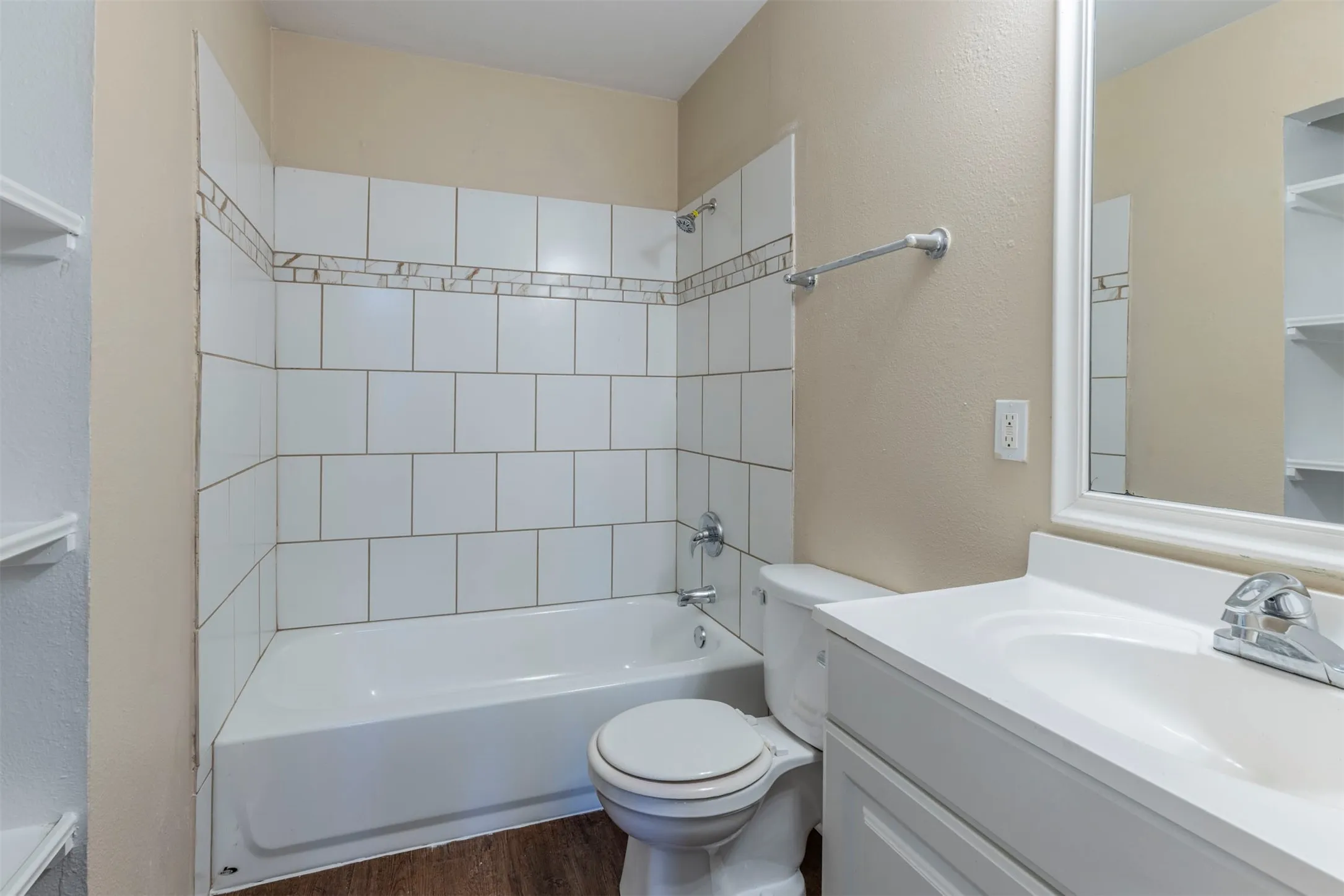 Condominium For Sale in Mc Lennan County , 1500 Lake Shore Drive 802, Waco, Texas 76708, 3 Bedroom, 2 Bathroom, Garage spaces, 1,092 Sqft, built in 1983, mls#21352638, Real Estate Agent in Waco, Homes For Sale in Mc Lennan county, Homes For Sale in Waco, Realtor in Waco Texas, Real Estate Brokerage Independent Realty Texas, Luminita Cordes Realtor
