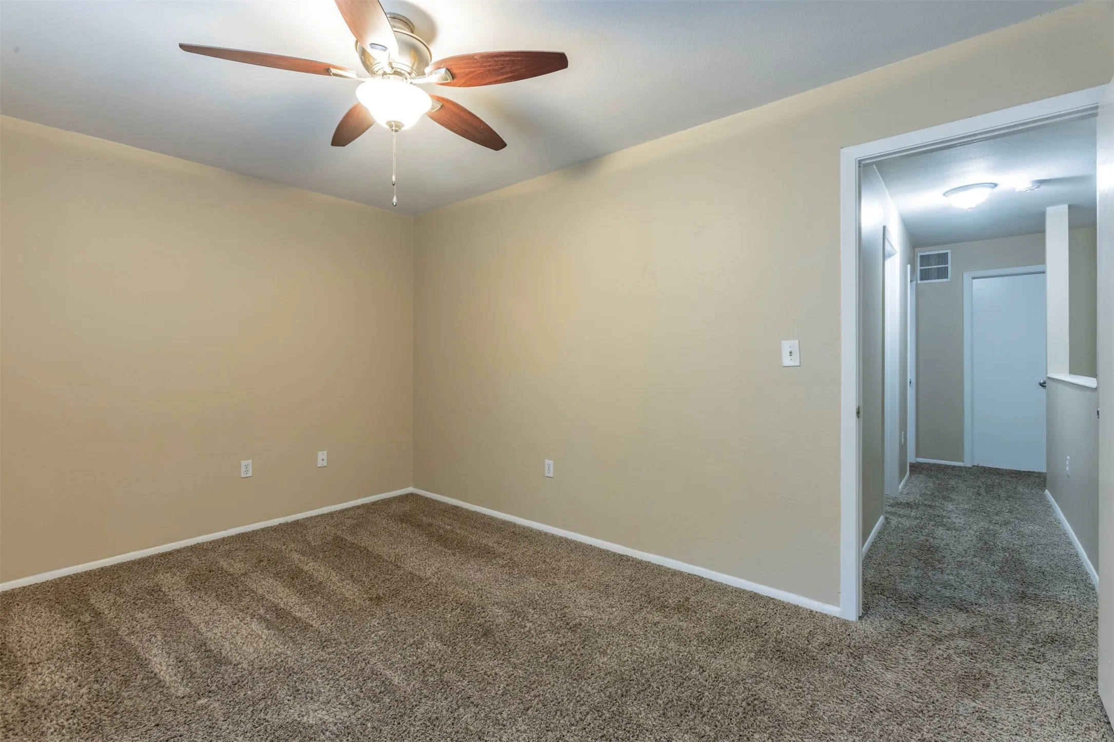 Condominium For Sale in Mc Lennan County , 1500 Lake Shore Drive 802, Waco, Texas 76708, 3 Bedroom, 2 Bathroom, Garage spaces, 1,092 Sqft, built in 1983, mls#21352638, Real Estate Agent in Waco, Homes For Sale in Mc Lennan county, Homes For Sale in Waco, Realtor in Waco Texas, Real Estate Brokerage Independent Realty Texas, Luminita Cordes Realtor
