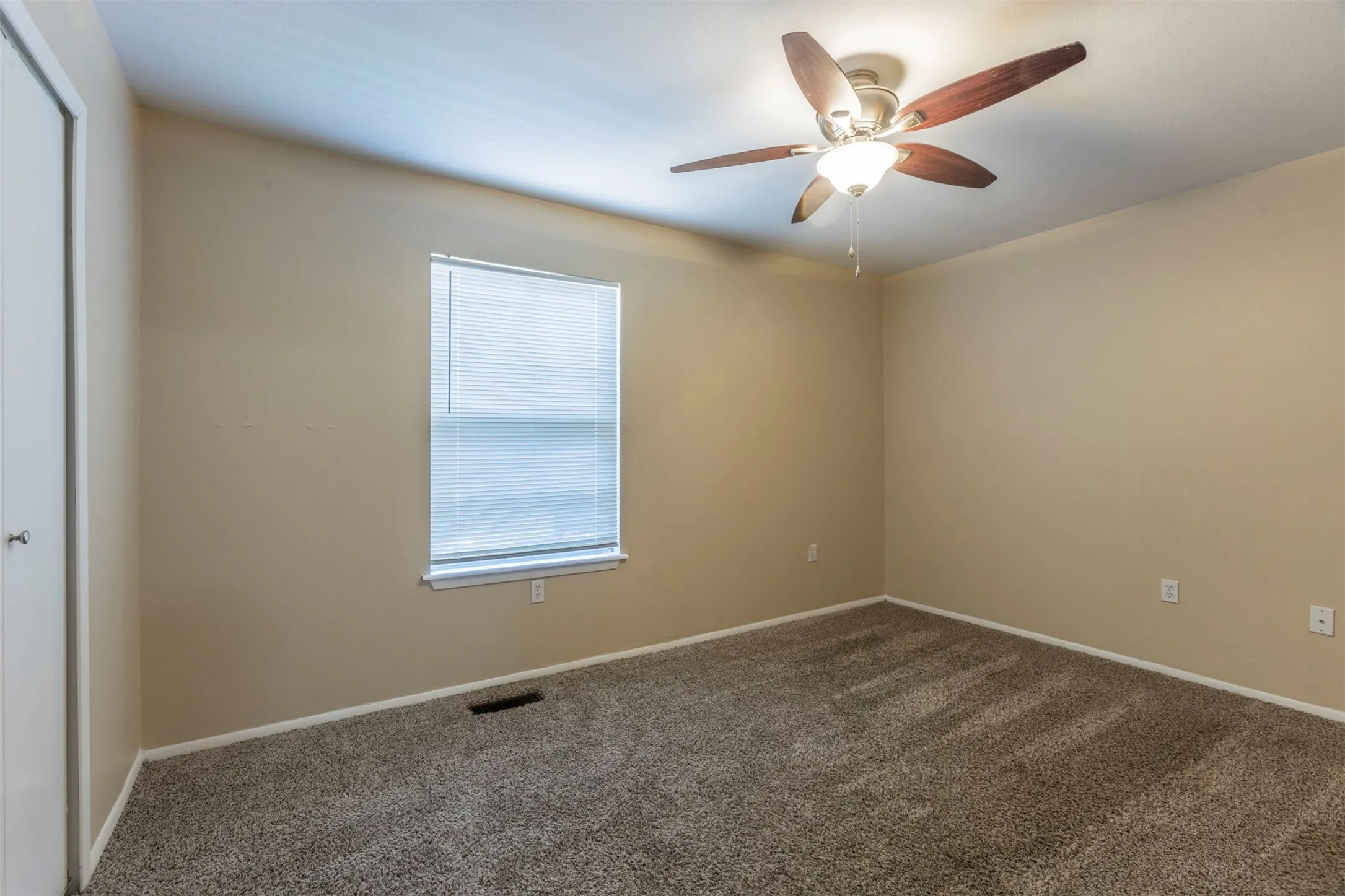 Condominium For Sale in Mc Lennan County , 1500 Lake Shore Drive 802, Waco, Texas 76708, 3 Bedroom, 2 Bathroom, Garage spaces, 1,092 Sqft, built in 1983, mls#21352638, Real Estate Agent in Waco, Homes For Sale in Mc Lennan county, Homes For Sale in Waco, Realtor in Waco Texas, Real Estate Brokerage Independent Realty Texas, Luminita Cordes Realtor