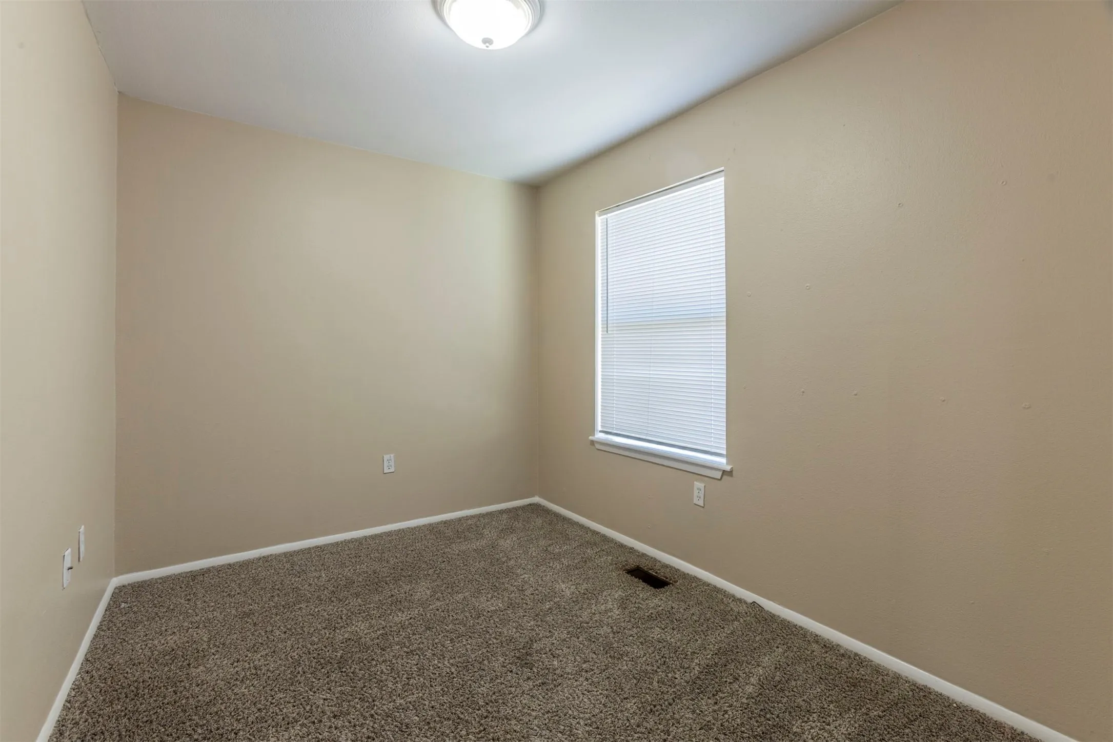Condominium For Sale in Mc Lennan County , 1500 Lake Shore Drive 802, Waco, Texas 76708, 3 Bedroom, 2 Bathroom, Garage spaces, 1,092 Sqft, built in 1983, mls#21352638, Real Estate Agent in Waco, Homes For Sale in Mc Lennan county, Homes For Sale in Waco, Realtor in Waco Texas, Real Estate Brokerage Independent Realty Texas, Luminita Cordes Realtor
