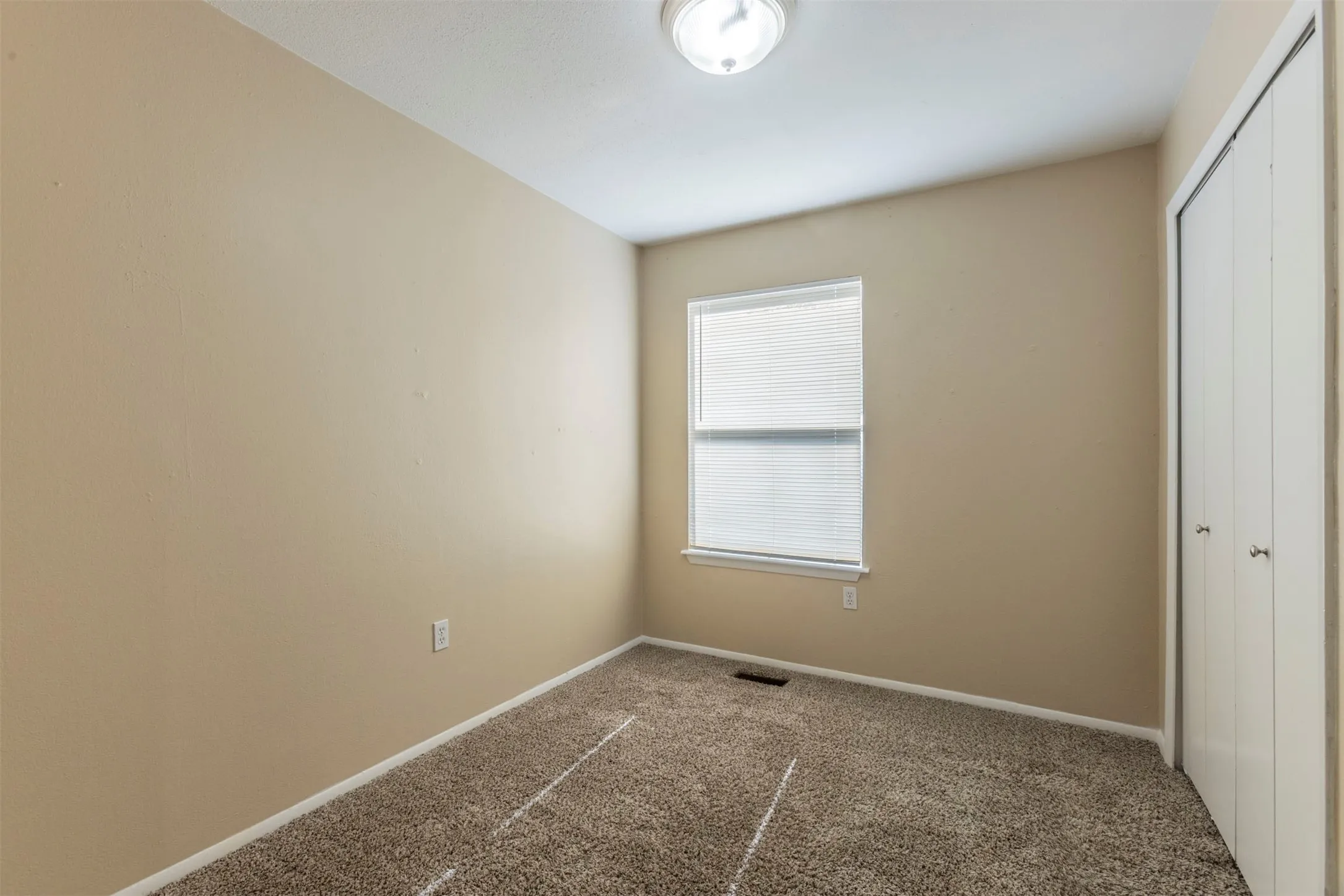 Condominium For Sale in Mc Lennan County , 1500 Lake Shore Drive 802, Waco, Texas 76708, 3 Bedroom, 2 Bathroom, Garage spaces, 1,092 Sqft, built in 1983, mls#21352638, Real Estate Agent in Waco, Homes For Sale in Mc Lennan county, Homes For Sale in Waco, Realtor in Waco Texas, Real Estate Brokerage Independent Realty Texas, Luminita Cordes Realtor