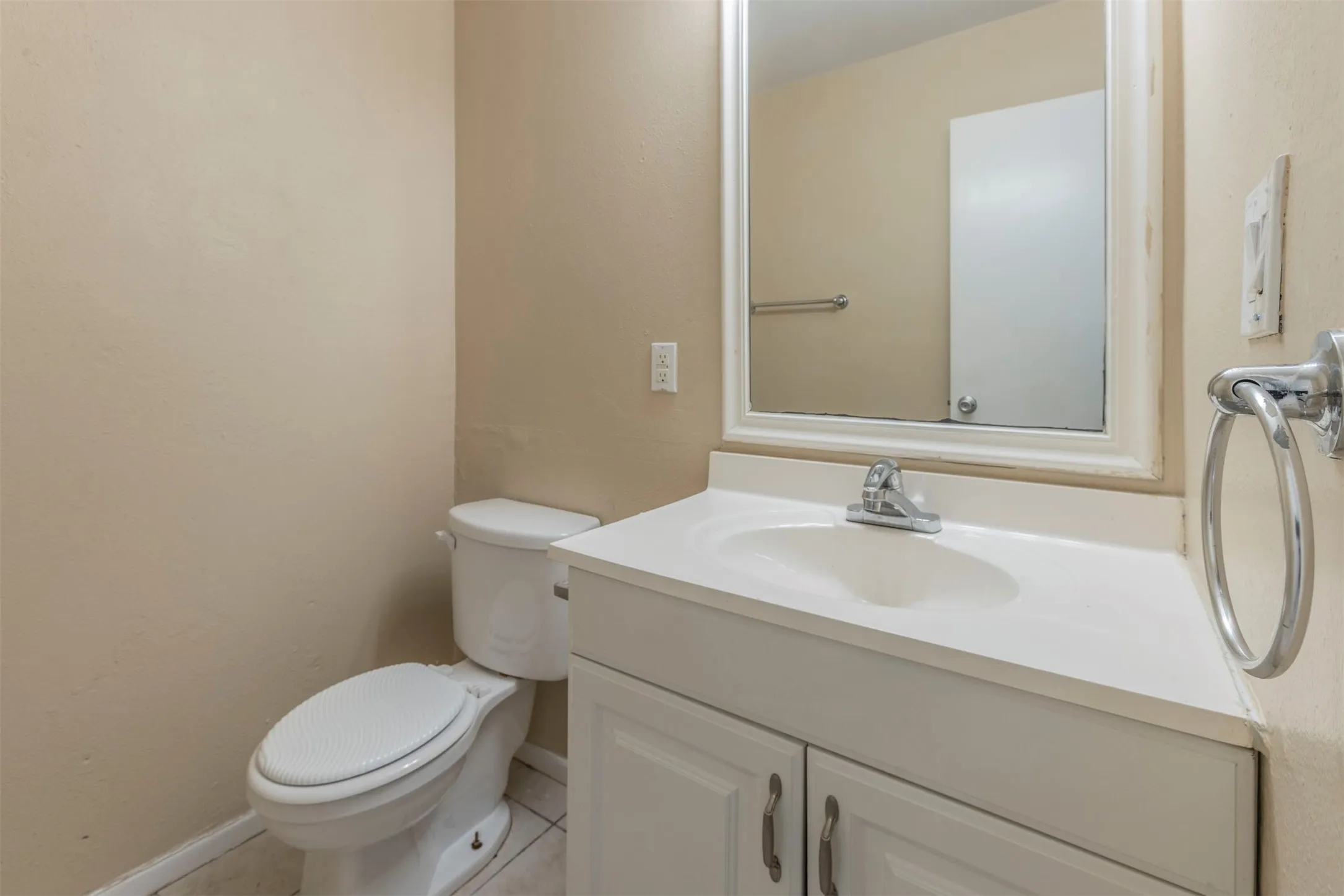 Condominium For Sale in Mc Lennan County , 1500 Lake Shore Drive 802, Waco, Texas 76708, 3 Bedroom, 2 Bathroom, Garage spaces, 1,092 Sqft, built in 1983, mls#21352638, Real Estate Agent in Waco, Homes For Sale in Mc Lennan county, Homes For Sale in Waco, Realtor in Waco Texas, Real Estate Brokerage Independent Realty Texas, Luminita Cordes Realtor