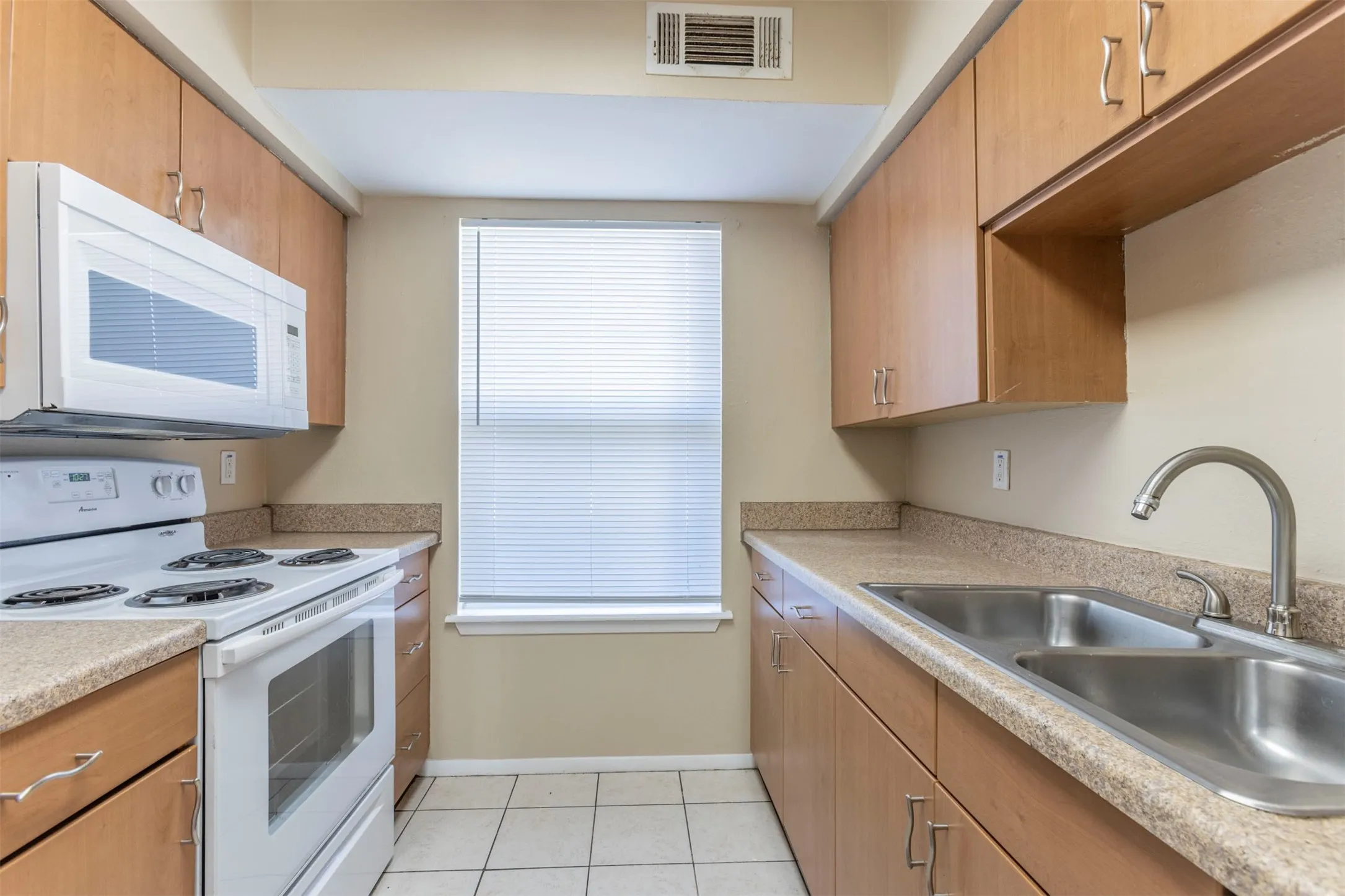 Condominium For Sale in Mc Lennan County , 1500 Lake Shore Drive 802, Waco, Texas 76708, 3 Bedroom, 2 Bathroom, Garage spaces, 1,092 Sqft, built in 1983, mls#21352638, Real Estate Agent in Waco, Homes For Sale in Mc Lennan county, Homes For Sale in Waco, Realtor in Waco Texas, Real Estate Brokerage Independent Realty Texas, Luminita Cordes Realtor