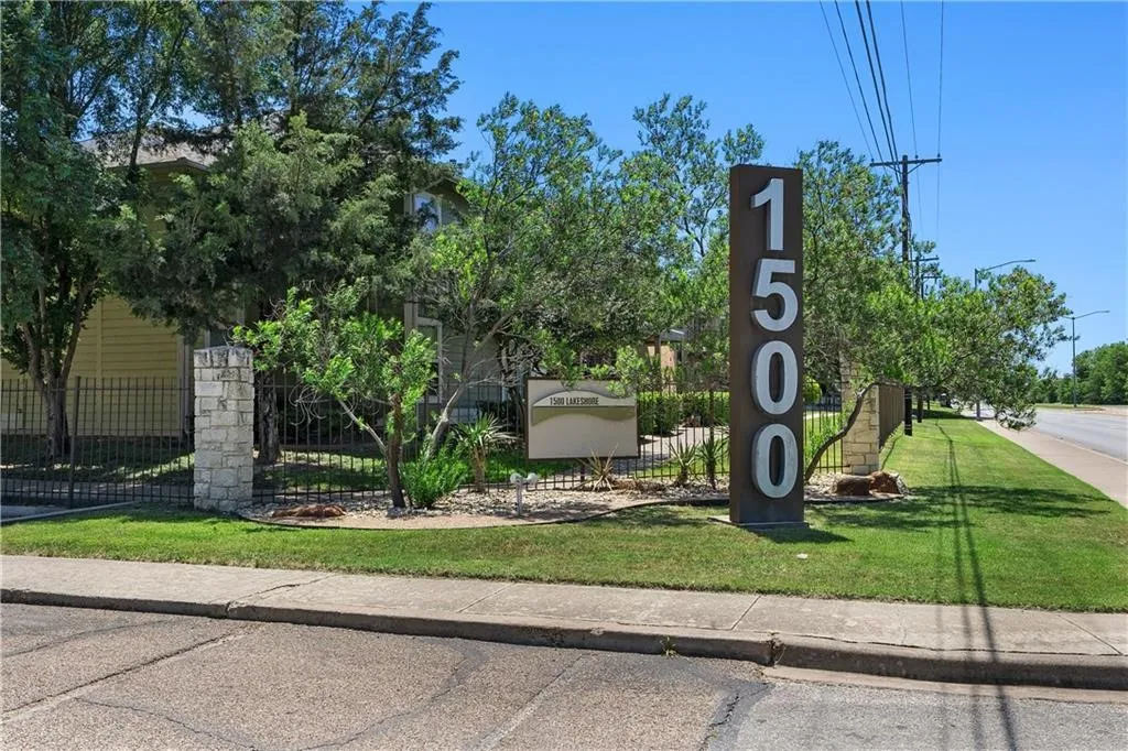 Condominium For Sale in Mc Lennan County , 1500 Lake Shore Drive 802, Waco, Texas 76708, 3 Bedroom, 2 Bathroom, Garage spaces, 1,092 Sqft, built in 1983, mls#21352638, Real Estate Agent in Waco, Homes For Sale in Mc Lennan county, Homes For Sale in Waco, Realtor in Waco Texas, Real Estate Brokerage Independent Realty Texas, Luminita Cordes Realtor