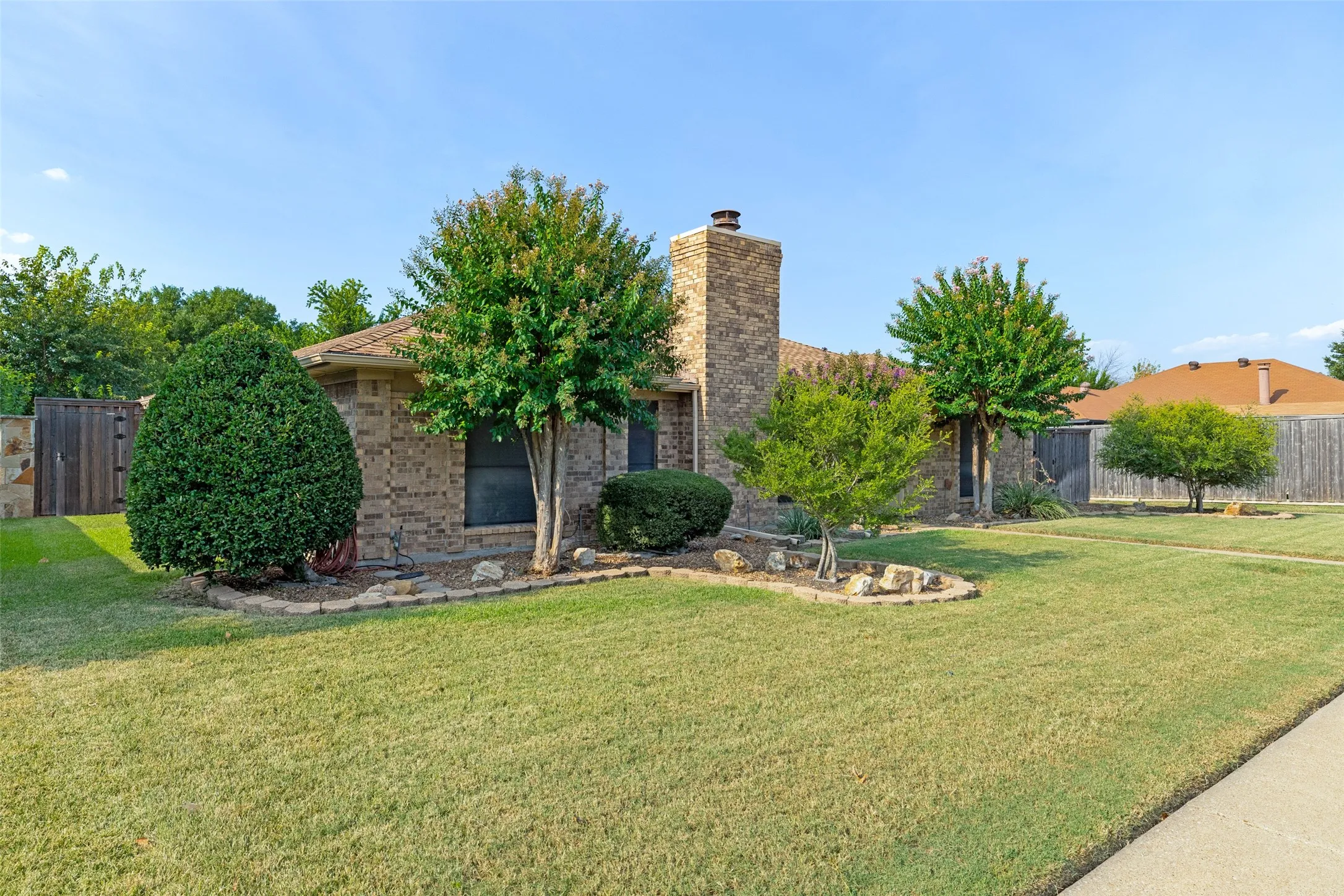 Single Family Residence For Sale in Collin County , 1001 Bass Drive, Plano, Texas 75025, 3 Bedroom, 2 Bathroom, 2 Garage spaces, 1,741 Sqft, built in 1984, mls#21351425, Real Estate Agent in Plano, Homes For Sale in Collin county, Homes For Sale in Plano, Realtor in Plano Texas, Real Estate Brokerage Independent Realty Texas, Luminita Cordes Realtor