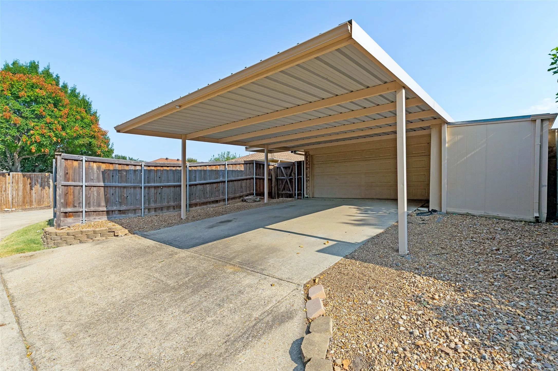 Single Family Residence For Sale in Collin County , 1001 Bass Drive, Plano, Texas 75025, 3 Bedroom, 2 Bathroom, 2 Garage spaces, 1,741 Sqft, built in 1984, mls#21351425, Real Estate Agent in Plano, Homes For Sale in Collin county, Homes For Sale in Plano, Realtor in Plano Texas, Real Estate Brokerage Independent Realty Texas, Luminita Cordes Realtor