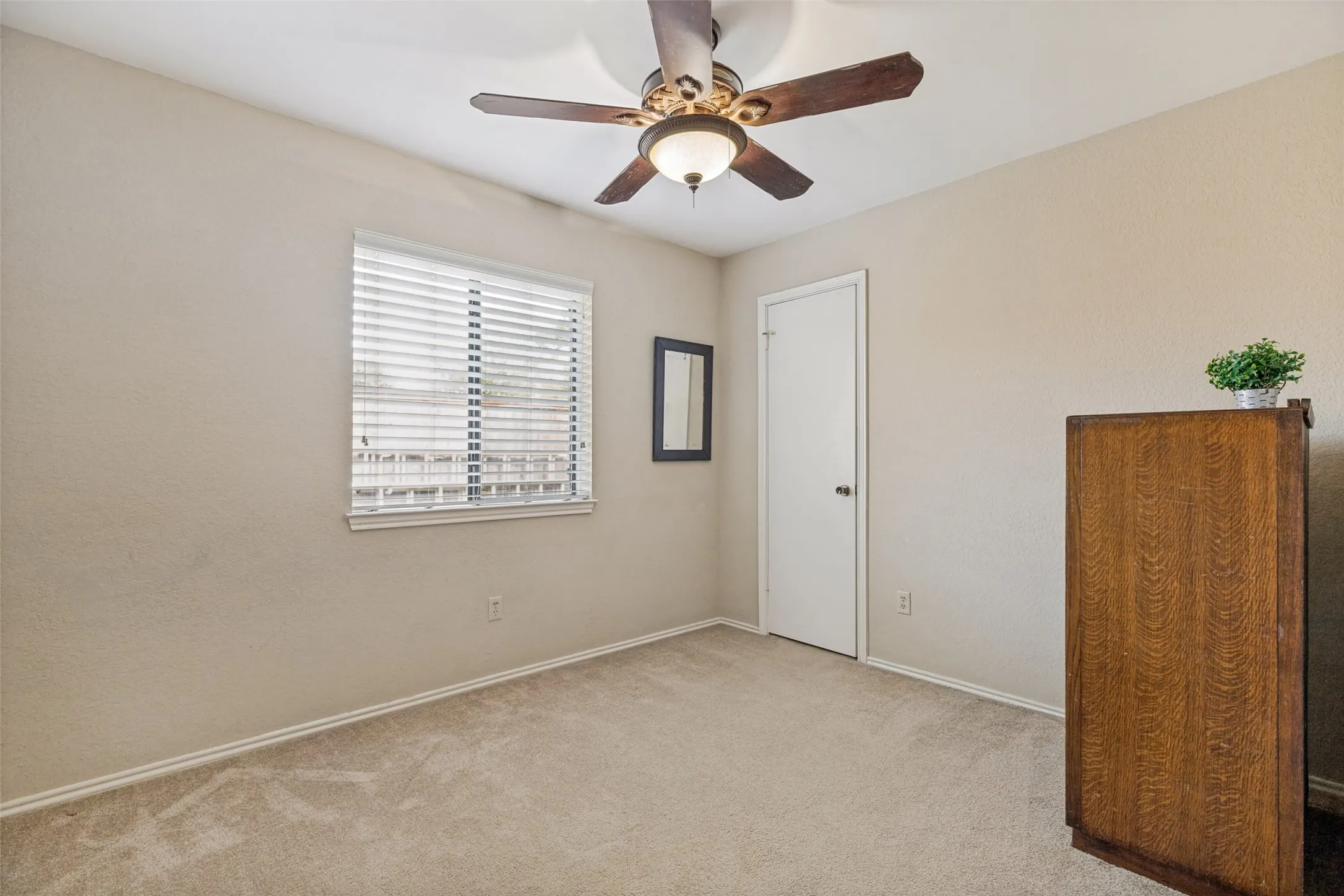 Single Family Residence For Sale in Collin County , 1001 Bass Drive, Plano, Texas 75025, 3 Bedroom, 2 Bathroom, 2 Garage spaces, 1,741 Sqft, built in 1984, mls#21351425, Real Estate Agent in Plano, Homes For Sale in Collin county, Homes For Sale in Plano, Realtor in Plano Texas, Real Estate Brokerage Independent Realty Texas, Luminita Cordes Realtor