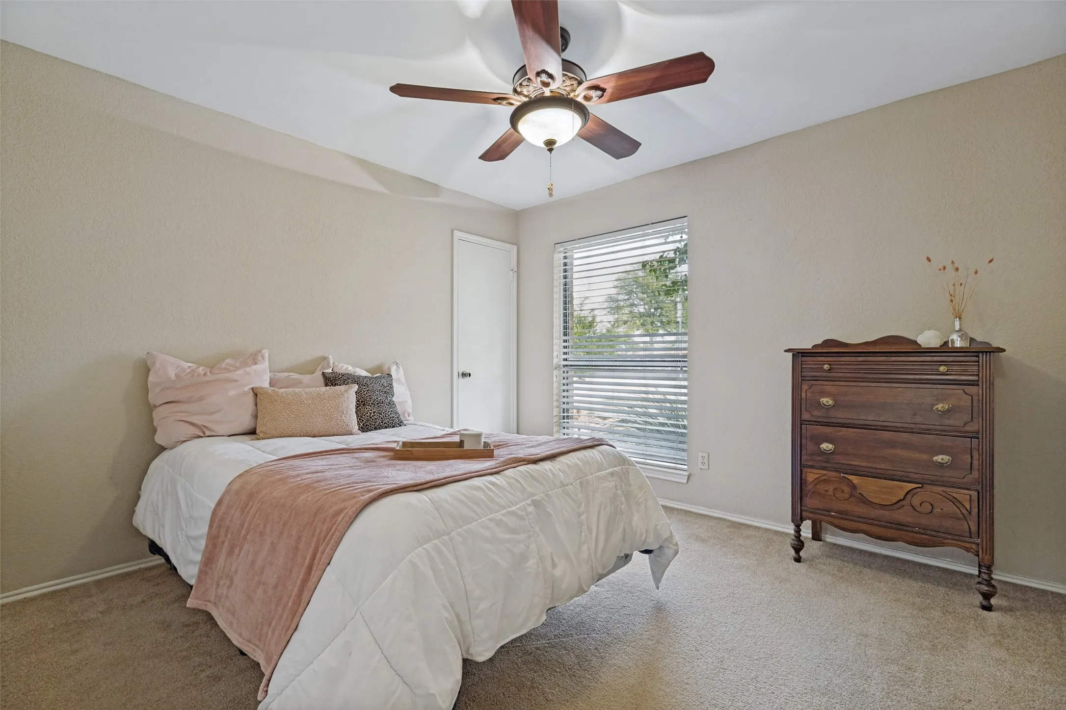 Single Family Residence For Sale in Collin County , 1001 Bass Drive, Plano, Texas 75025, 3 Bedroom, 2 Bathroom, 2 Garage spaces, 1,741 Sqft, built in 1984, mls#21351425, Real Estate Agent in Plano, Homes For Sale in Collin county, Homes For Sale in Plano, Realtor in Plano Texas, Real Estate Brokerage Independent Realty Texas, Luminita Cordes Realtor