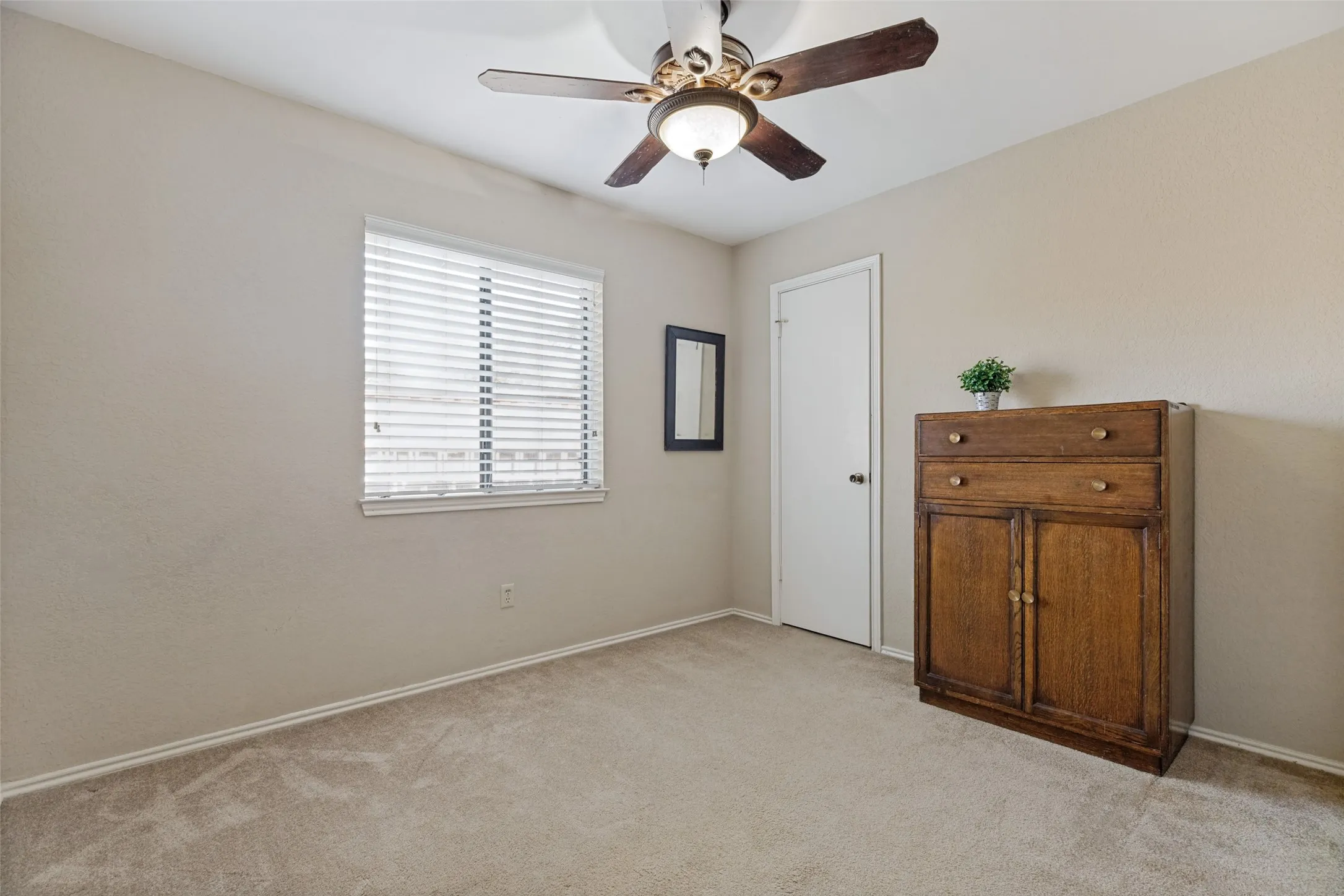Single Family Residence For Sale in Collin County , 1001 Bass Drive, Plano, Texas 75025, 3 Bedroom, 2 Bathroom, 2 Garage spaces, 1,741 Sqft, built in 1984, mls#21351425, Real Estate Agent in Plano, Homes For Sale in Collin county, Homes For Sale in Plano, Realtor in Plano Texas, Real Estate Brokerage Independent Realty Texas, Luminita Cordes Realtor