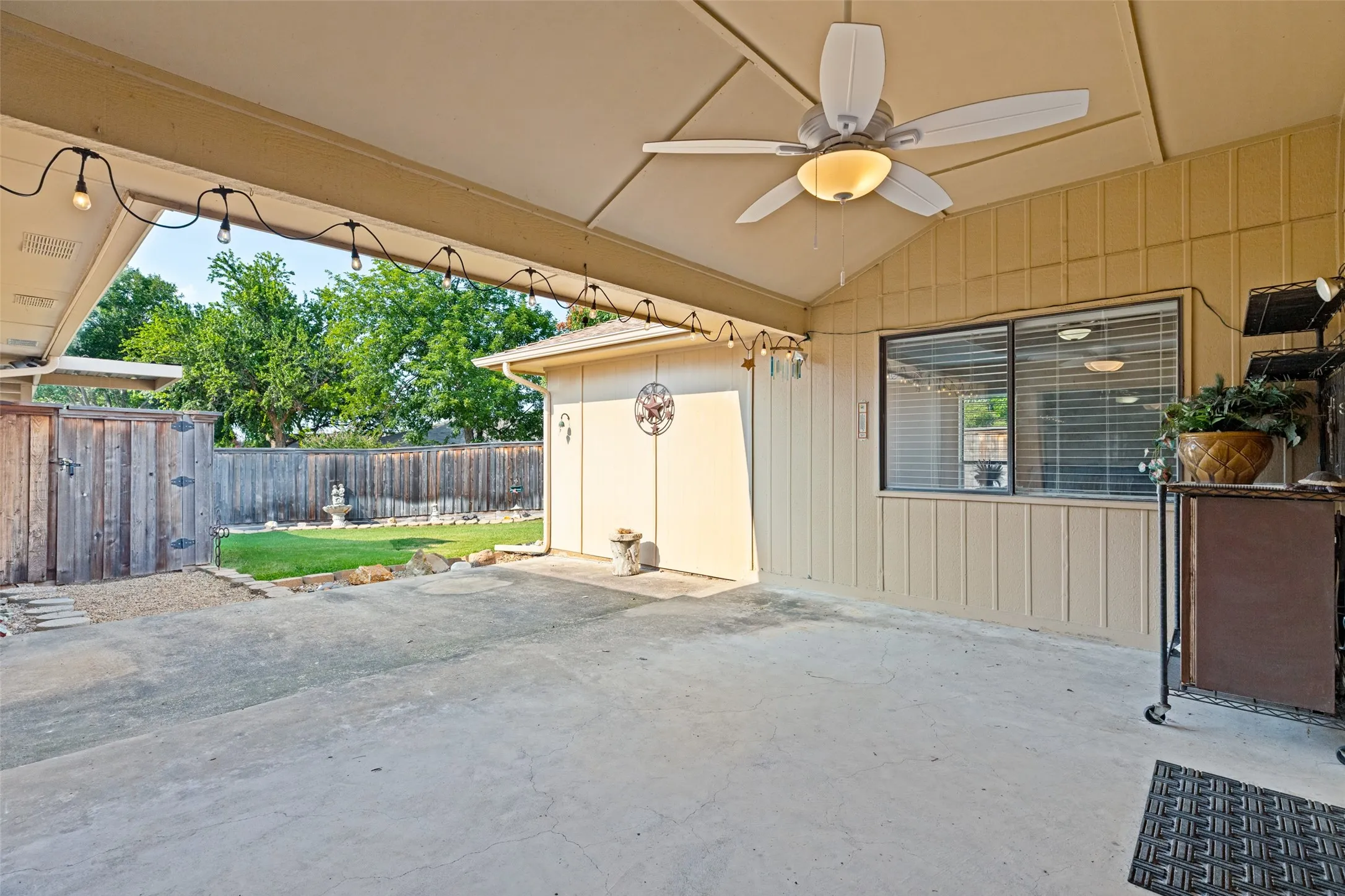 Single Family Residence For Sale in Collin County , 1001 Bass Drive, Plano, Texas 75025, 3 Bedroom, 2 Bathroom, 2 Garage spaces, 1,741 Sqft, built in 1984, mls#21351425, Real Estate Agent in Plano, Homes For Sale in Collin county, Homes For Sale in Plano, Realtor in Plano Texas, Real Estate Brokerage Independent Realty Texas, Luminita Cordes Realtor