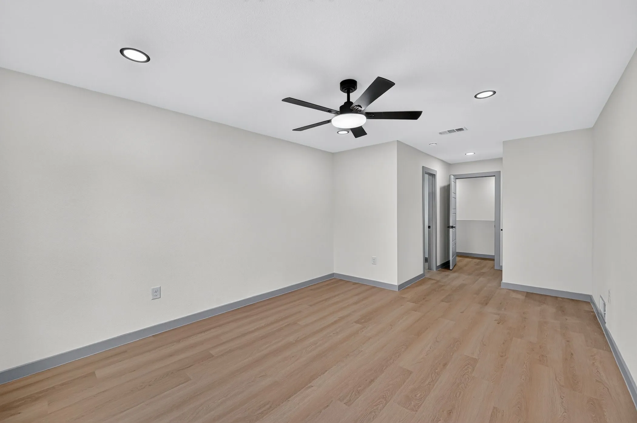 Single Family Residence For Sale in Tarrant County , 1721 IDA Street, Arlington, Texas 76010, 4 Bedroom, 3 Bathroom, Garage spaces, 1,692 Sqft, built in 1954, mls#21351841, Real Estate Agent in Arlington, Homes For Sale in Tarrant county, Homes For Sale in Arlington, Realtor in Arlington Texas, Real Estate Brokerage Independent Realty Texas, Luminita Cordes Realtor