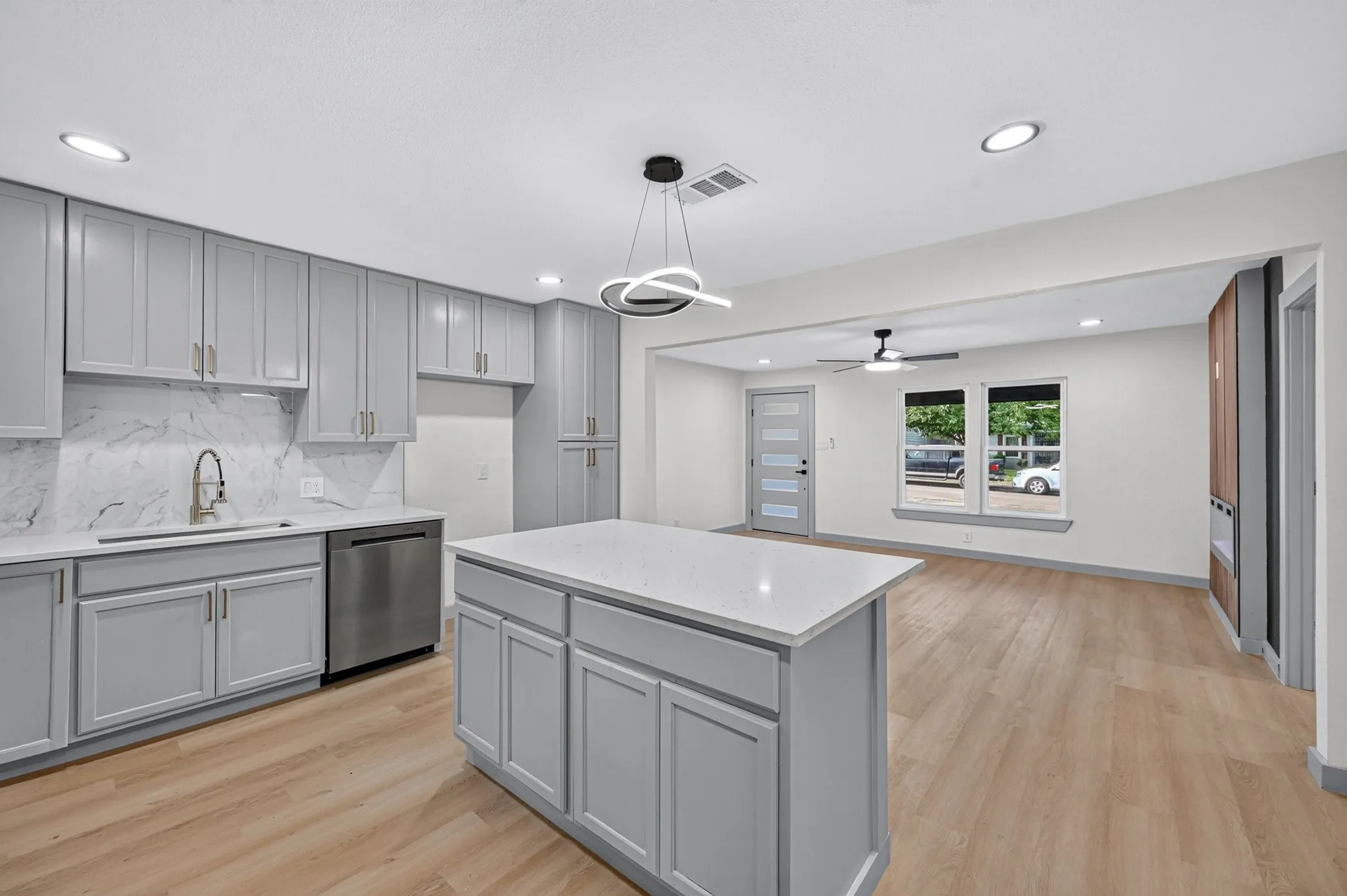 Single Family Residence For Sale in Tarrant County , 1721 IDA Street, Arlington, Texas 76010, 4 Bedroom, 3 Bathroom, Garage spaces, 1,692 Sqft, built in 1954, mls#21351841, Real Estate Agent in Arlington, Homes For Sale in Tarrant county, Homes For Sale in Arlington, Realtor in Arlington Texas, Real Estate Brokerage Independent Realty Texas, Luminita Cordes Realtor