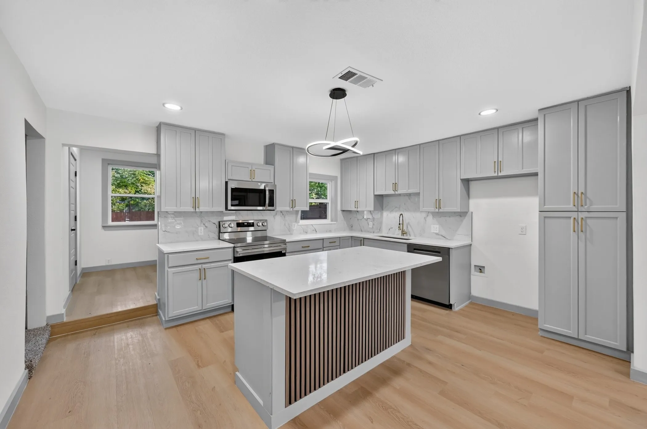 Single Family Residence For Sale in Tarrant County , 1721 IDA Street, Arlington, Texas 76010, 4 Bedroom, 3 Bathroom, Garage spaces, 1,692 Sqft, built in 1954, mls#21351841, Real Estate Agent in Arlington, Homes For Sale in Tarrant county, Homes For Sale in Arlington, Realtor in Arlington Texas, Real Estate Brokerage Independent Realty Texas, Luminita Cordes Realtor