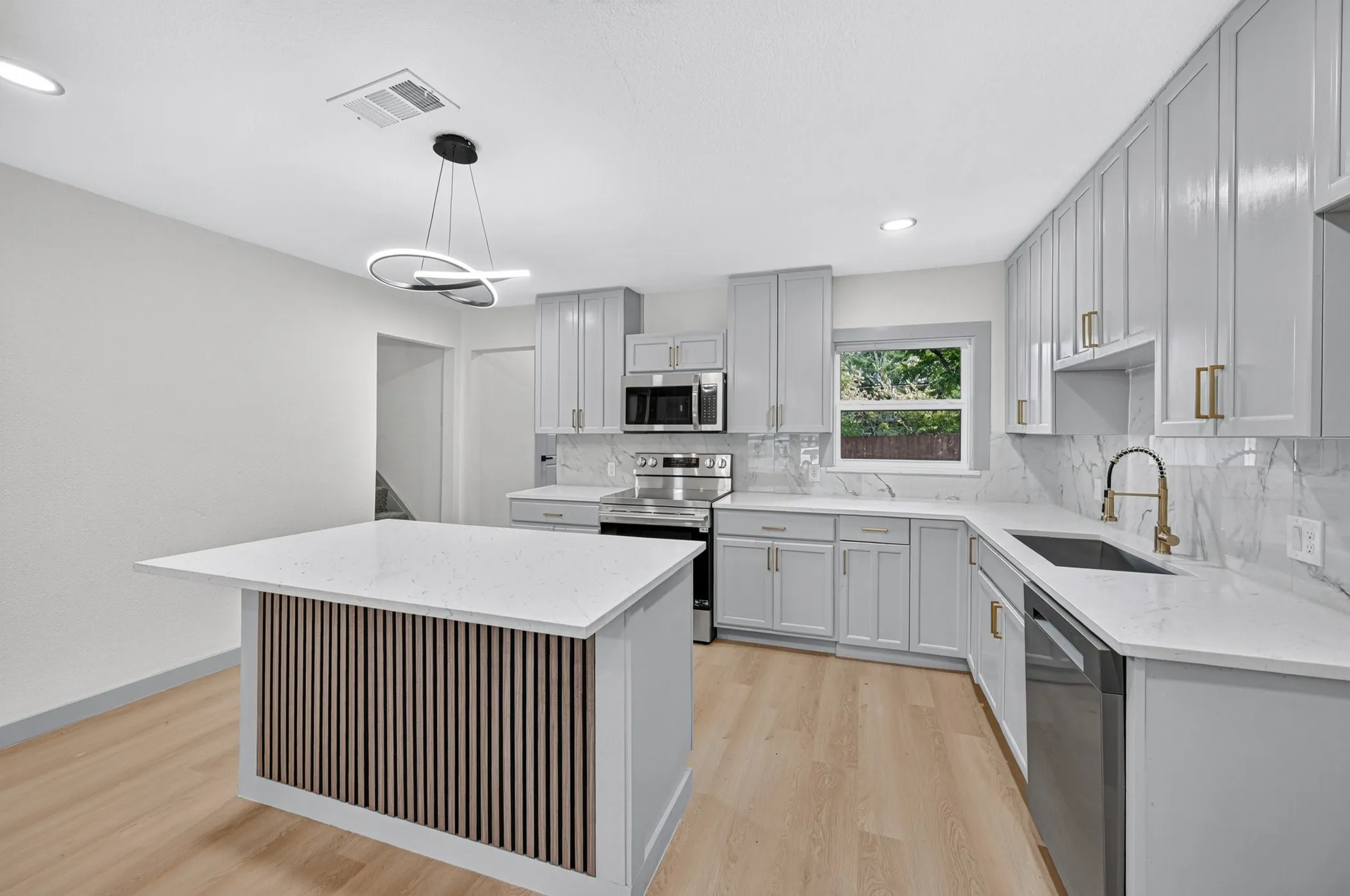 Single Family Residence For Sale in Tarrant County , 1721 IDA Street, Arlington, Texas 76010, 4 Bedroom, 3 Bathroom, Garage spaces, 1,692 Sqft, built in 1954, mls#21351841, Real Estate Agent in Arlington, Homes For Sale in Tarrant county, Homes For Sale in Arlington, Realtor in Arlington Texas, Real Estate Brokerage Independent Realty Texas, Luminita Cordes Realtor
