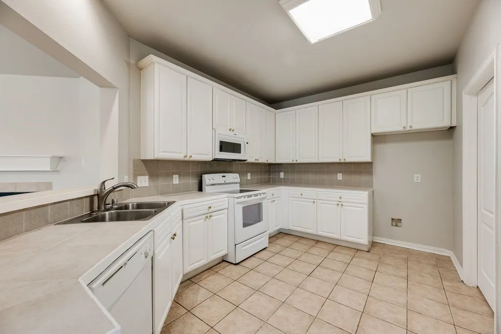 Single Family Residence For Rent in Denton County , 11632 Lenox Lane, Frisco, Texas 75033, 4 Bedroom, 3 Bathroom, 2 Garage spaces, 1,878 Sqft, built in 2002, mls#21352739, Real Estate Agent in Frisco, Homes For Rent in Denton county, Homes For Rent in Frisco, Realtor in Frisco Texas, Real Estate Brokerage Independent Realty Texas, Luminita Cordes Realtor