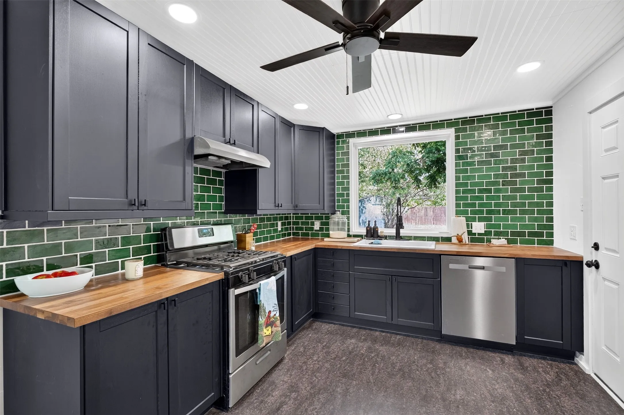 Single Family Residence For Sale in Johnson County , 1006 Poindexter Avenue, Cleburne, Texas 76033, 3 Bedroom, 1 Bathroom, 1 Garage spaces, 1,144 Sqft, built in 1955, mls#21352422, Real Estate Agent in Cleburne, Homes For Sale in Johnson county, Homes For Sale in Cleburne, Realtor in Cleburne Texas, Real Estate Brokerage Independent Realty Texas, Luminita Cordes Realtor