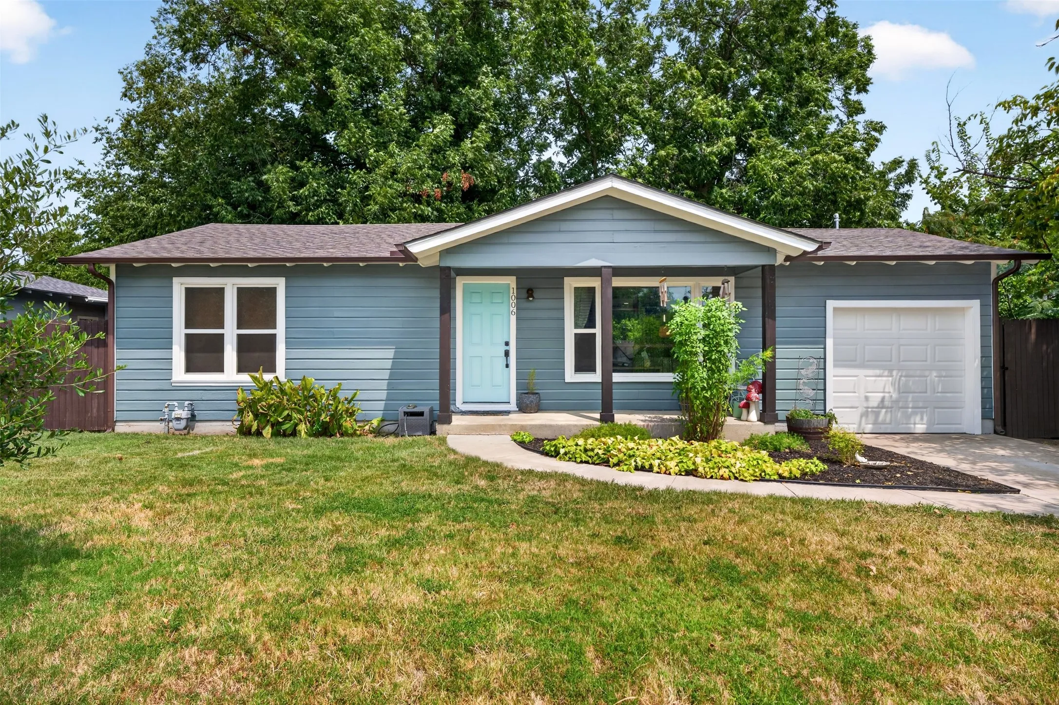 Single Family Residence For Sale in Johnson County , 1006 Poindexter Avenue, Cleburne, Texas 76033, 3 Bedroom, 1 Bathroom, 1 Garage spaces, 1,144 Sqft, built in 1955, mls#21352422, Real Estate Agent in Cleburne, Homes For Sale in Johnson county, Homes For Sale in Cleburne, Realtor in Cleburne Texas, Real Estate Brokerage Independent Realty Texas, Luminita Cordes Realtor