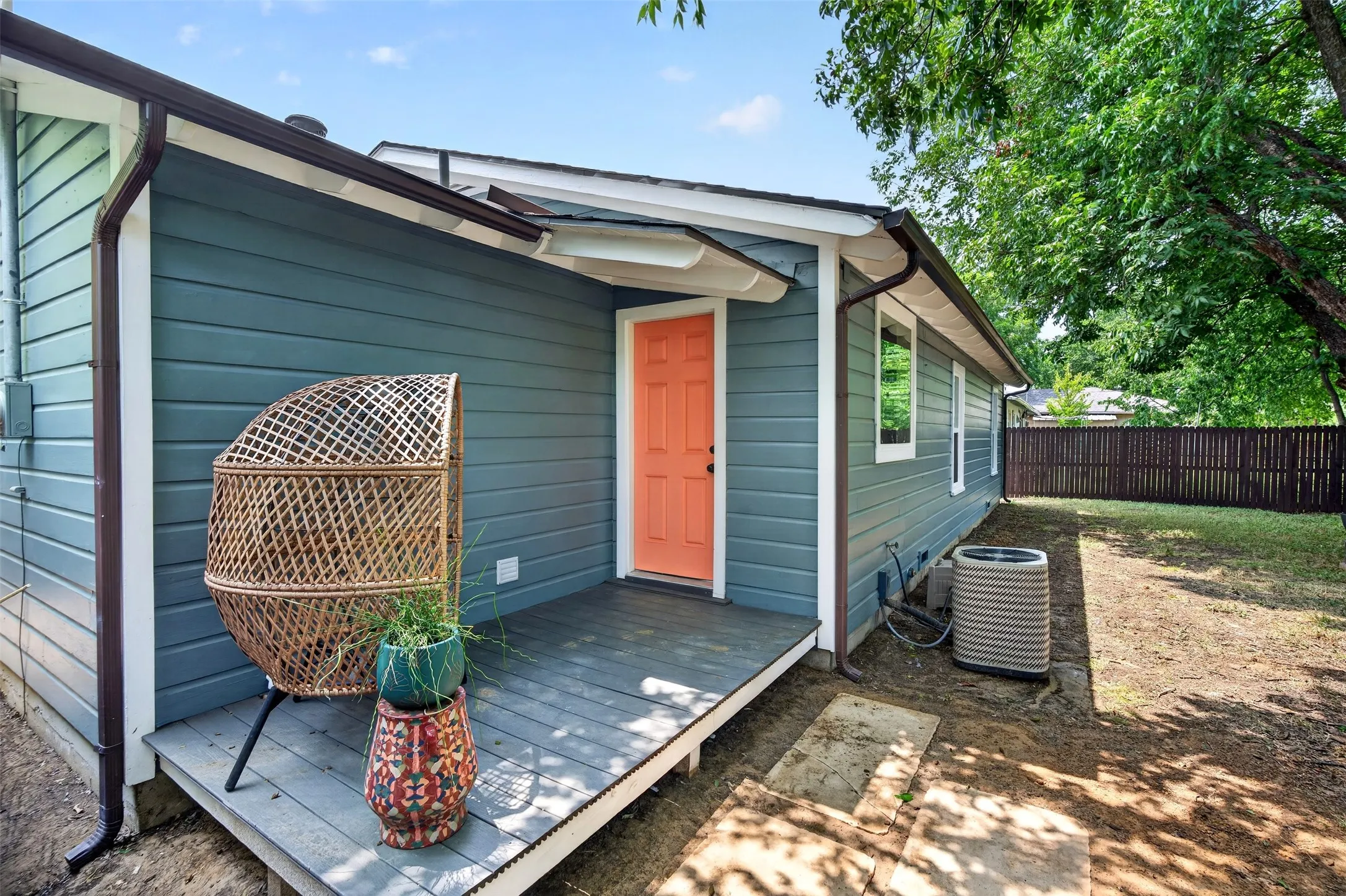 Single Family Residence For Sale in Johnson County , 1006 Poindexter Avenue, Cleburne, Texas 76033, 3 Bedroom, 1 Bathroom, 1 Garage spaces, 1,144 Sqft, built in 1955, mls#21352422, Real Estate Agent in Cleburne, Homes For Sale in Johnson county, Homes For Sale in Cleburne, Realtor in Cleburne Texas, Real Estate Brokerage Independent Realty Texas, Luminita Cordes Realtor