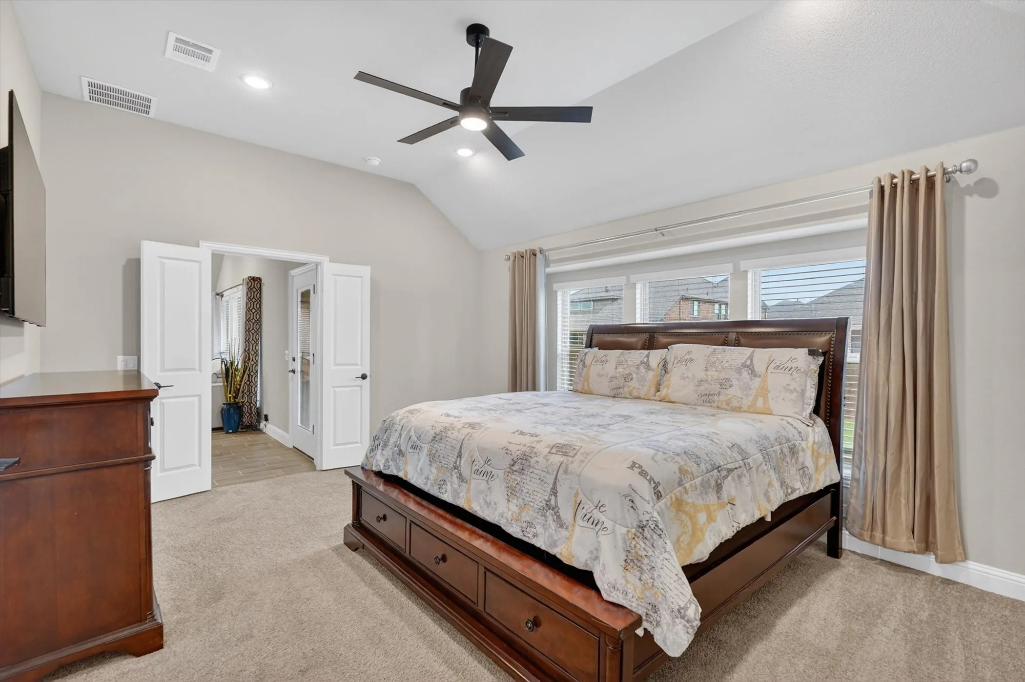 Vaulted ceiling with a ceiling fan, recessed lighting, carpet flooring, and a window bank with blinds