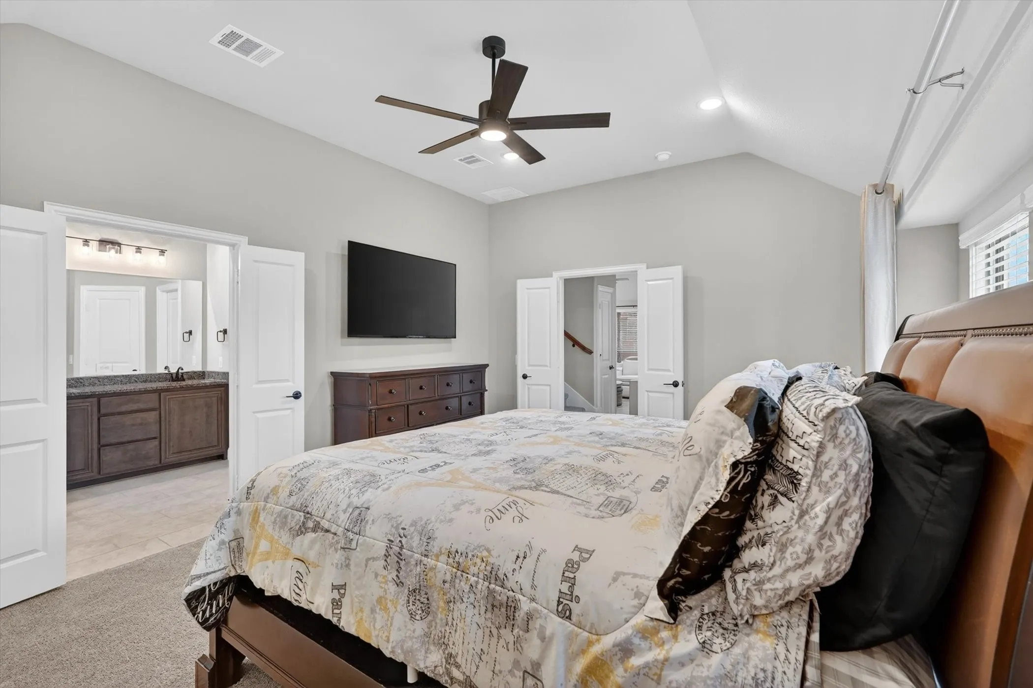 Vaulted ceiling with a ceiling fan