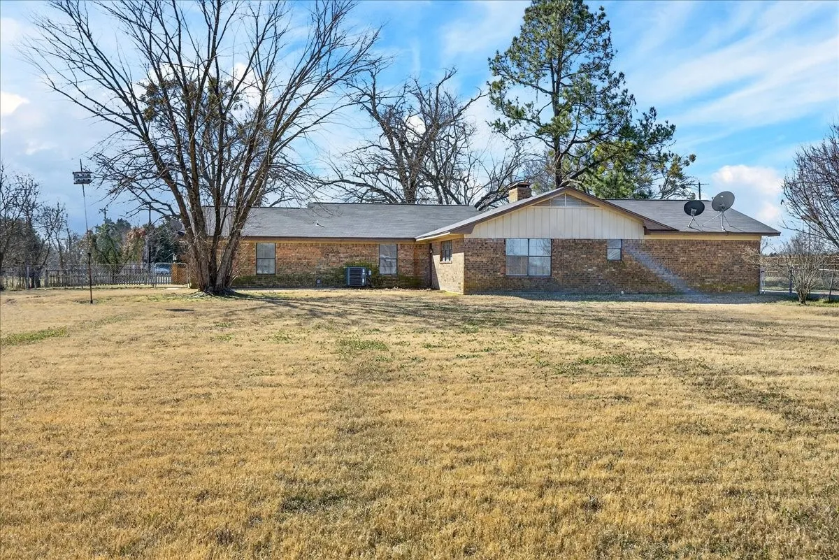 Single Family Residence For Sale in Henderson County , 11710 State Highway 198 Highway, Payne Springs, Texas 75156, 3 Bedroom, 3 Bathroom, Garage spaces, 2,308 Sqft, built in 1978, mls#21352789, Real Estate Agent in Payne Springs, Homes For Sale in Henderson county, Homes For Sale in Payne Springs, Realtor in Payne Springs Texas, Real Estate Brokerage Independent Realty Texas, Luminita Cordes Realtor
