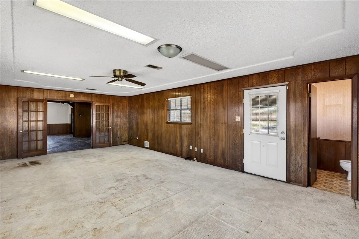 Single Family Residence For Sale in Henderson County , 11710 State Highway 198 Highway, Payne Springs, Texas 75156, 3 Bedroom, 3 Bathroom, Garage spaces, 2,308 Sqft, built in 1978, mls#21352789, Real Estate Agent in Payne Springs, Homes For Sale in Henderson county, Homes For Sale in Payne Springs, Realtor in Payne Springs Texas, Real Estate Brokerage Independent Realty Texas, Luminita Cordes Realtor