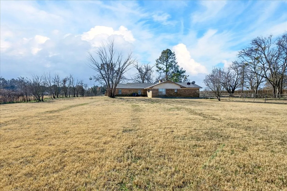Single Family Residence For Sale in Henderson County , 11710 State Highway 198 Highway, Payne Springs, Texas 75156, 3 Bedroom, 3 Bathroom, Garage spaces, 2,308 Sqft, built in 1978, mls#21352789, Real Estate Agent in Payne Springs, Homes For Sale in Henderson county, Homes For Sale in Payne Springs, Realtor in Payne Springs Texas, Real Estate Brokerage Independent Realty Texas, Luminita Cordes Realtor