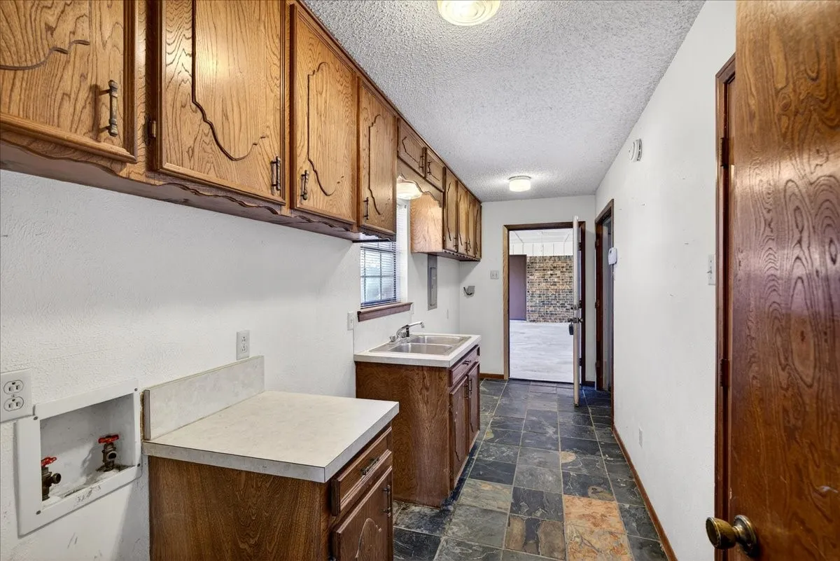 Single Family Residence For Sale in Henderson County , 11710 State Highway 198 Highway, Payne Springs, Texas 75156, 3 Bedroom, 3 Bathroom, Garage spaces, 2,308 Sqft, built in 1978, mls#21352789, Real Estate Agent in Payne Springs, Homes For Sale in Henderson county, Homes For Sale in Payne Springs, Realtor in Payne Springs Texas, Real Estate Brokerage Independent Realty Texas, Luminita Cordes Realtor
