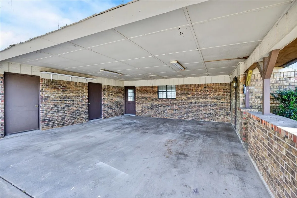 Single Family Residence For Sale in Henderson County , 11710 State Highway 198 Highway, Payne Springs, Texas 75156, 3 Bedroom, 3 Bathroom, Garage spaces, 2,308 Sqft, built in 1978, mls#21352789, Real Estate Agent in Payne Springs, Homes For Sale in Henderson county, Homes For Sale in Payne Springs, Realtor in Payne Springs Texas, Real Estate Brokerage Independent Realty Texas, Luminita Cordes Realtor