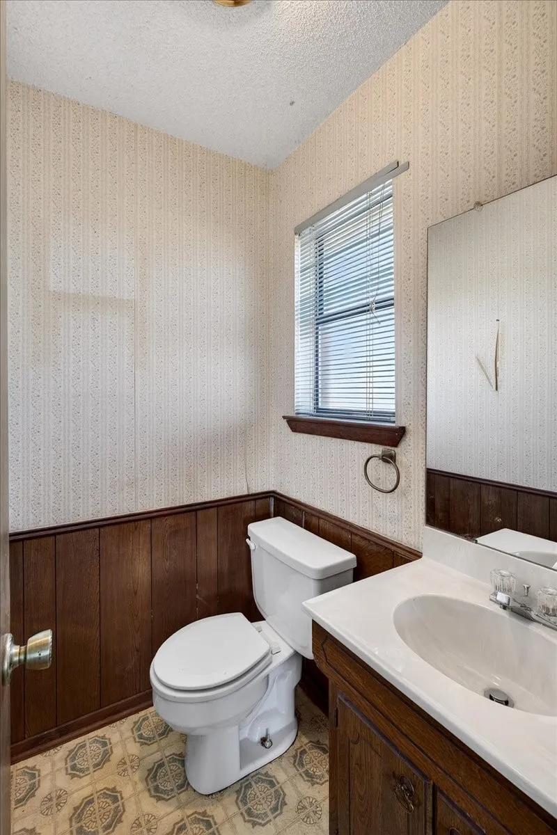 Single Family Residence For Sale in Henderson County , 11710 State Highway 198 Highway, Payne Springs, Texas 75156, 3 Bedroom, 3 Bathroom, Garage spaces, 2,308 Sqft, built in 1978, mls#21352789, Real Estate Agent in Payne Springs, Homes For Sale in Henderson county, Homes For Sale in Payne Springs, Realtor in Payne Springs Texas, Real Estate Brokerage Independent Realty Texas, Luminita Cordes Realtor