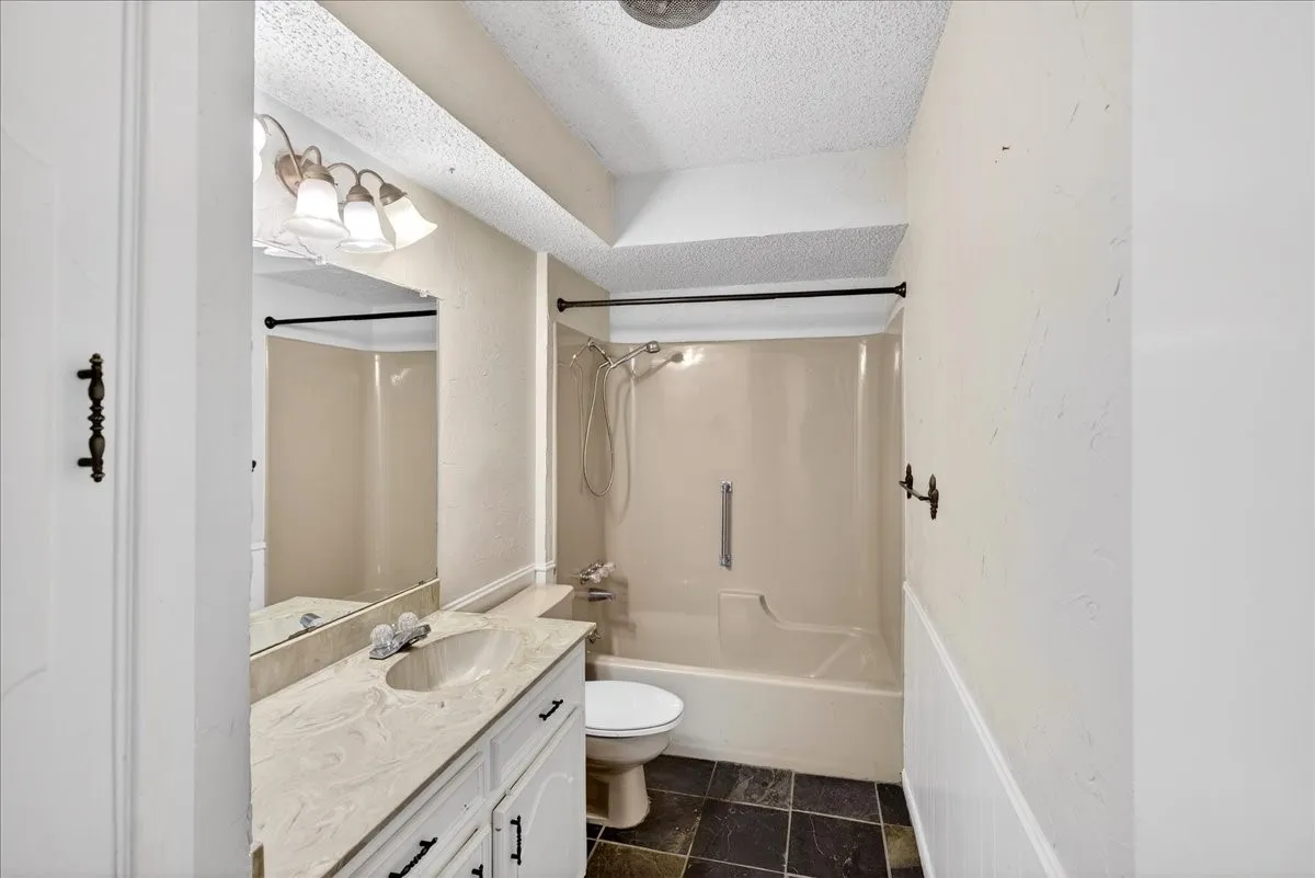 Single Family Residence For Sale in Henderson County , 11710 State Highway 198 Highway, Payne Springs, Texas 75156, 3 Bedroom, 3 Bathroom, Garage spaces, 2,308 Sqft, built in 1978, mls#21352789, Real Estate Agent in Payne Springs, Homes For Sale in Henderson county, Homes For Sale in Payne Springs, Realtor in Payne Springs Texas, Real Estate Brokerage Independent Realty Texas, Luminita Cordes Realtor