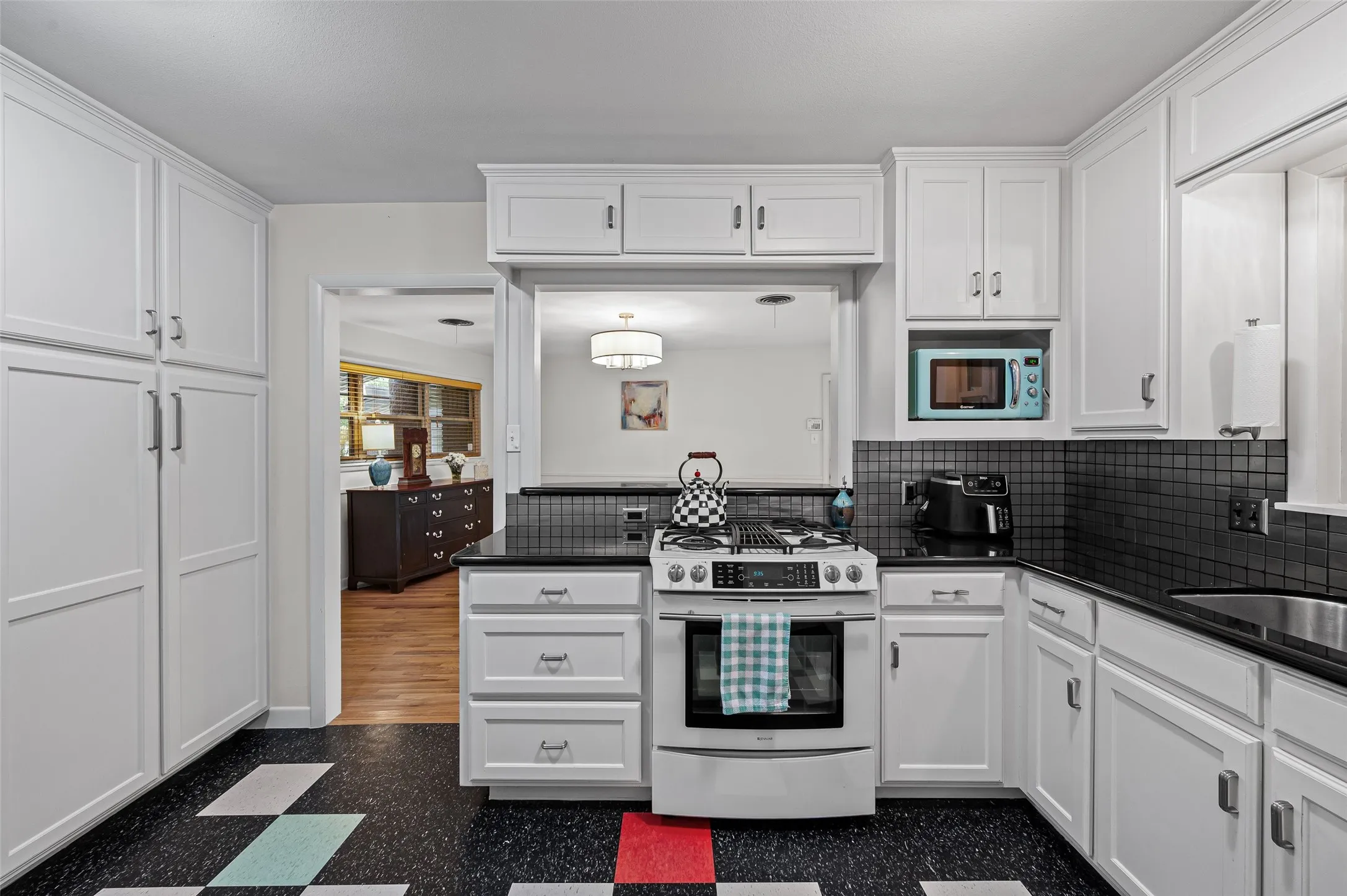 Single Family Residence For Sale in Tarrant County , 1201 Forrest Drive, Arlington, Texas 76012, 3 Bedroom, 2 Bathroom, 4 Garage spaces, 1,761 Sqft, built in 1951, mls#21350630, Real Estate Agent in Arlington, Homes For Sale in Tarrant county, Homes For Sale in Arlington, Realtor in Arlington Texas, Real Estate Brokerage Independent Realty Texas, Luminita Cordes Realtor