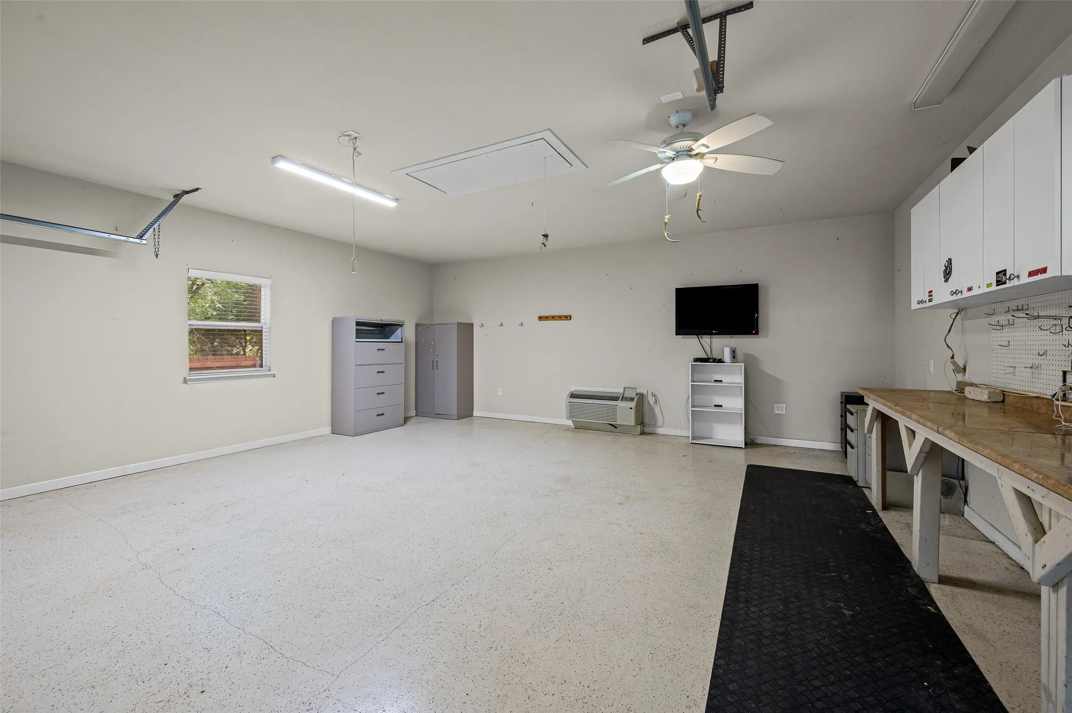 Single Family Residence For Sale in Tarrant County , 1201 Forrest Drive, Arlington, Texas 76012, 3 Bedroom, 2 Bathroom, 4 Garage spaces, 1,761 Sqft, built in 1951, mls#21350630, Real Estate Agent in Arlington, Homes For Sale in Tarrant county, Homes For Sale in Arlington, Realtor in Arlington Texas, Real Estate Brokerage Independent Realty Texas, Luminita Cordes Realtor