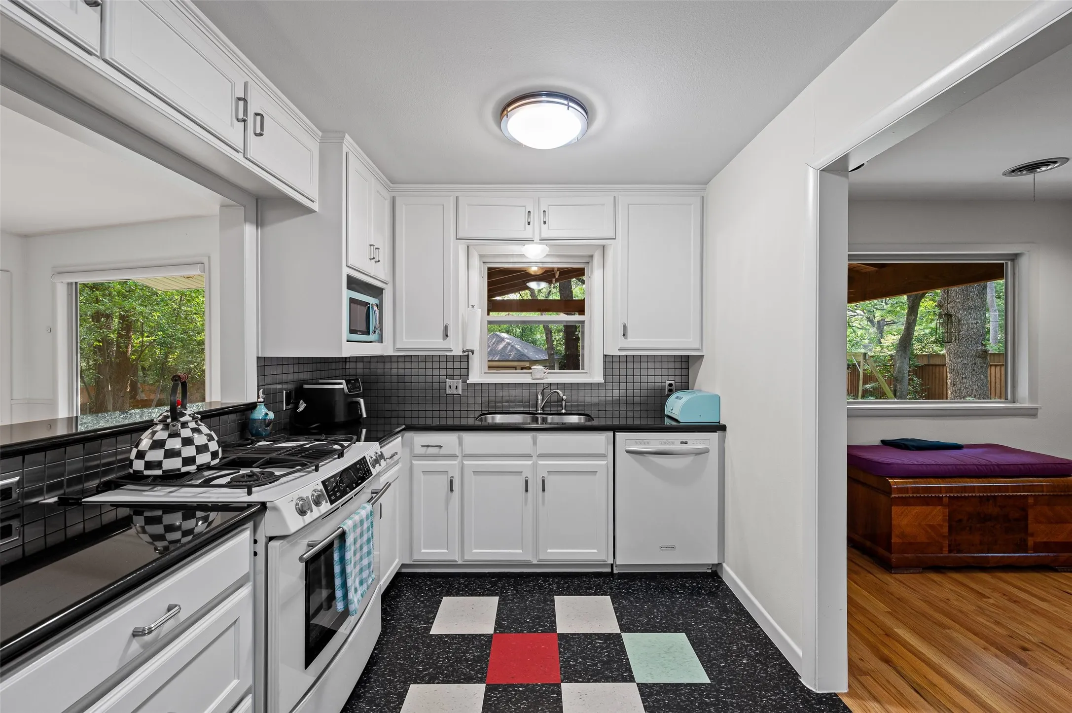Single Family Residence For Sale in Tarrant County , 1201 Forrest Drive, Arlington, Texas 76012, 3 Bedroom, 2 Bathroom, 4 Garage spaces, 1,761 Sqft, built in 1951, mls#21350630, Real Estate Agent in Arlington, Homes For Sale in Tarrant county, Homes For Sale in Arlington, Realtor in Arlington Texas, Real Estate Brokerage Independent Realty Texas, Luminita Cordes Realtor
