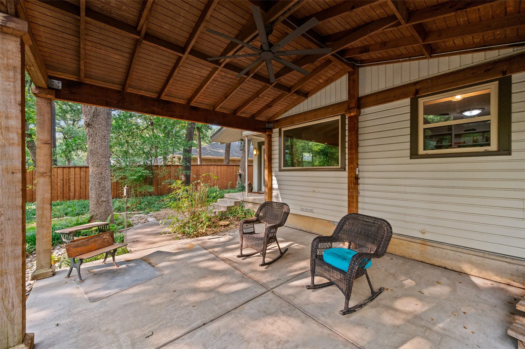 Single Family Residence For Sale in Tarrant County , 1201 Forrest Drive, Arlington, Texas 76012, 3 Bedroom, 2 Bathroom, 4 Garage spaces, 1,761 Sqft, built in 1951, mls#21350630, Real Estate Agent in Arlington, Homes For Sale in Tarrant county, Homes For Sale in Arlington, Realtor in Arlington Texas, Real Estate Brokerage Independent Realty Texas, Luminita Cordes Realtor
