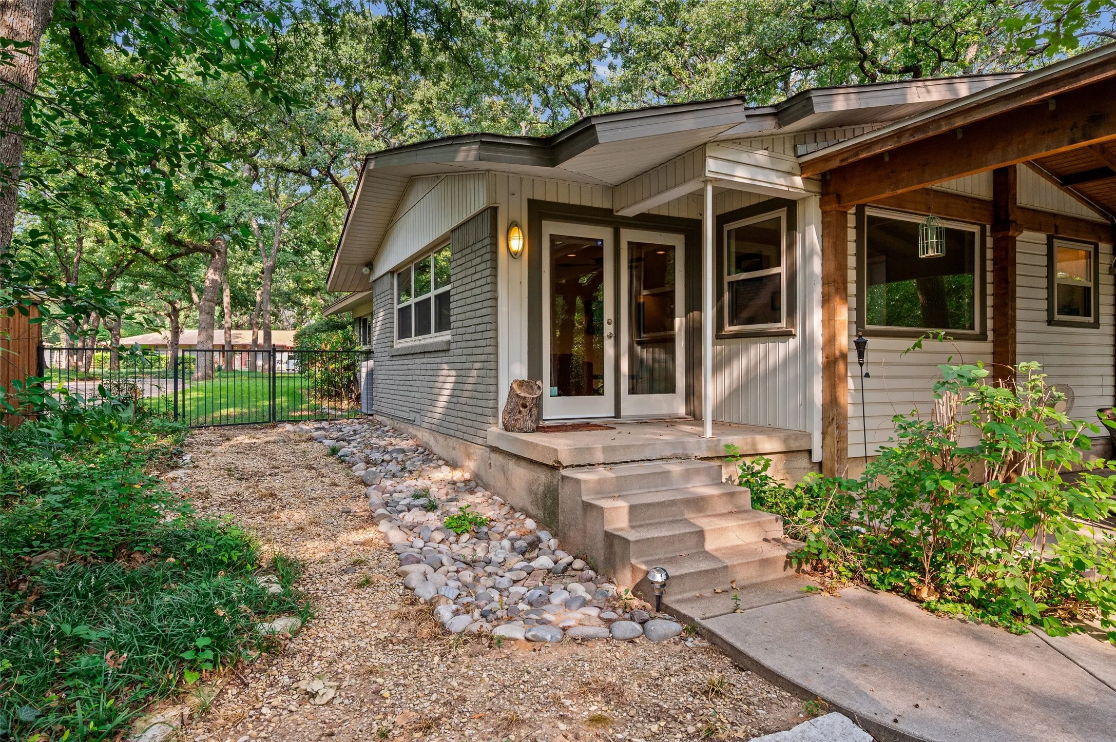 Single Family Residence For Sale in Tarrant County , 1201 Forrest Drive, Arlington, Texas 76012, 3 Bedroom, 2 Bathroom, 4 Garage spaces, 1,761 Sqft, built in 1951, mls#21350630, Real Estate Agent in Arlington, Homes For Sale in Tarrant county, Homes For Sale in Arlington, Realtor in Arlington Texas, Real Estate Brokerage Independent Realty Texas, Luminita Cordes Realtor