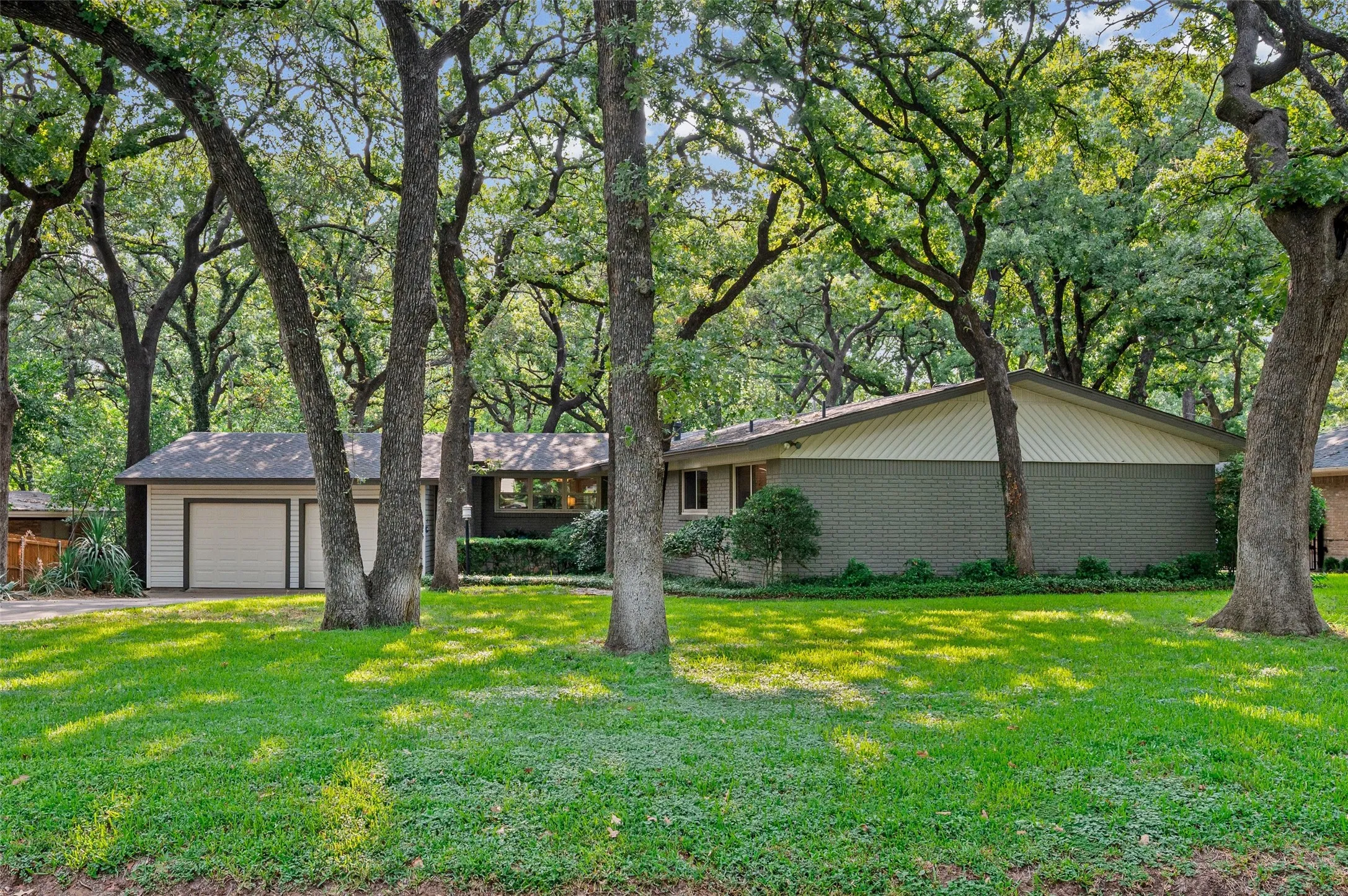 Single Family Residence For Sale in Tarrant County , 1201 Forrest Drive, Arlington, Texas 76012, 3 Bedroom, 2 Bathroom, 4 Garage spaces, 1,761 Sqft, built in 1951, mls#21350630, Real Estate Agent in Arlington, Homes For Sale in Tarrant county, Homes For Sale in Arlington, Realtor in Arlington Texas, Real Estate Brokerage Independent Realty Texas, Luminita Cordes Realtor